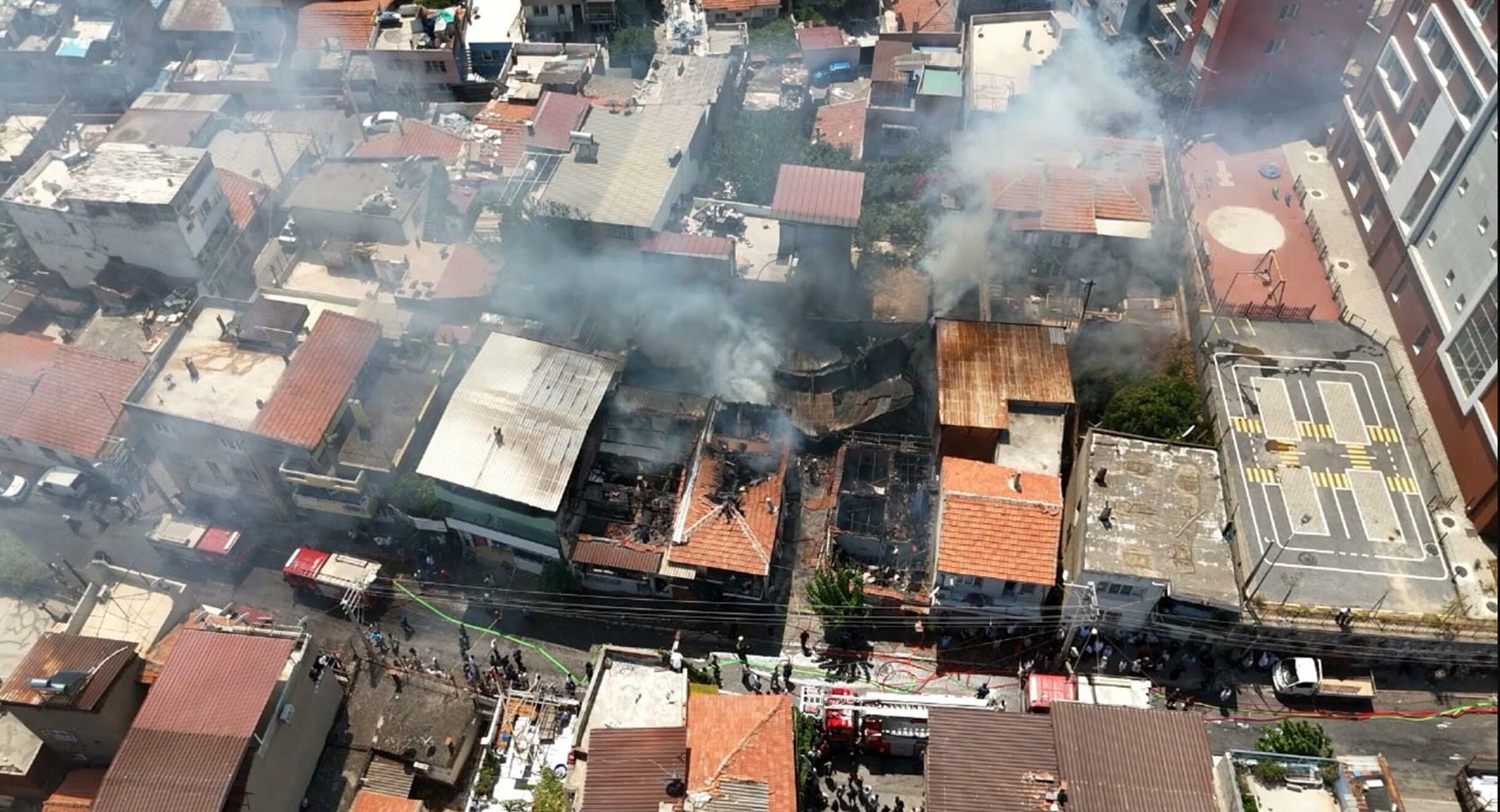 İzmir'de hurda deposunda yangın; 4 eve de sıçradı