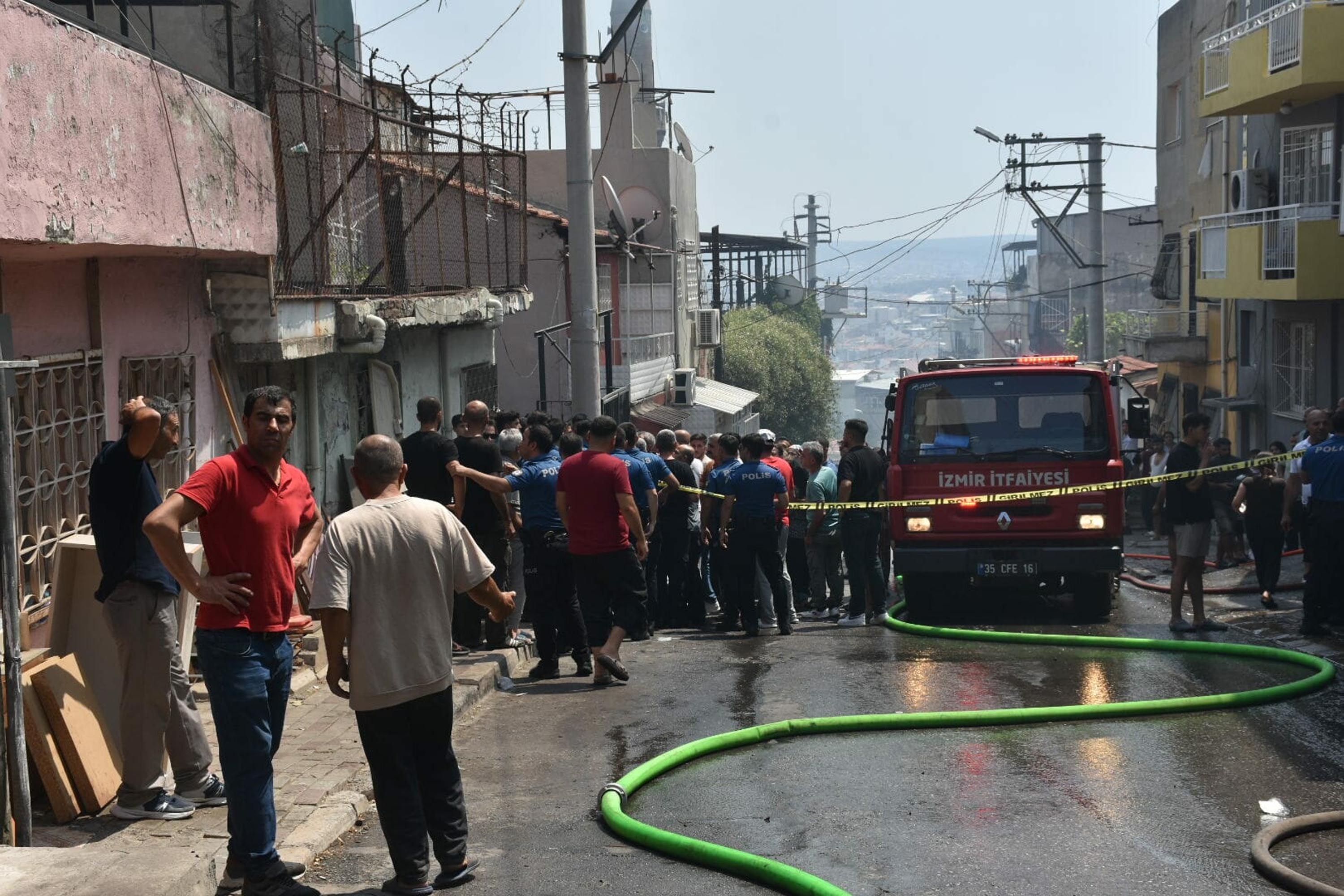 İzmir'de hurda deposunda yangın; 4 eve de sıçradı