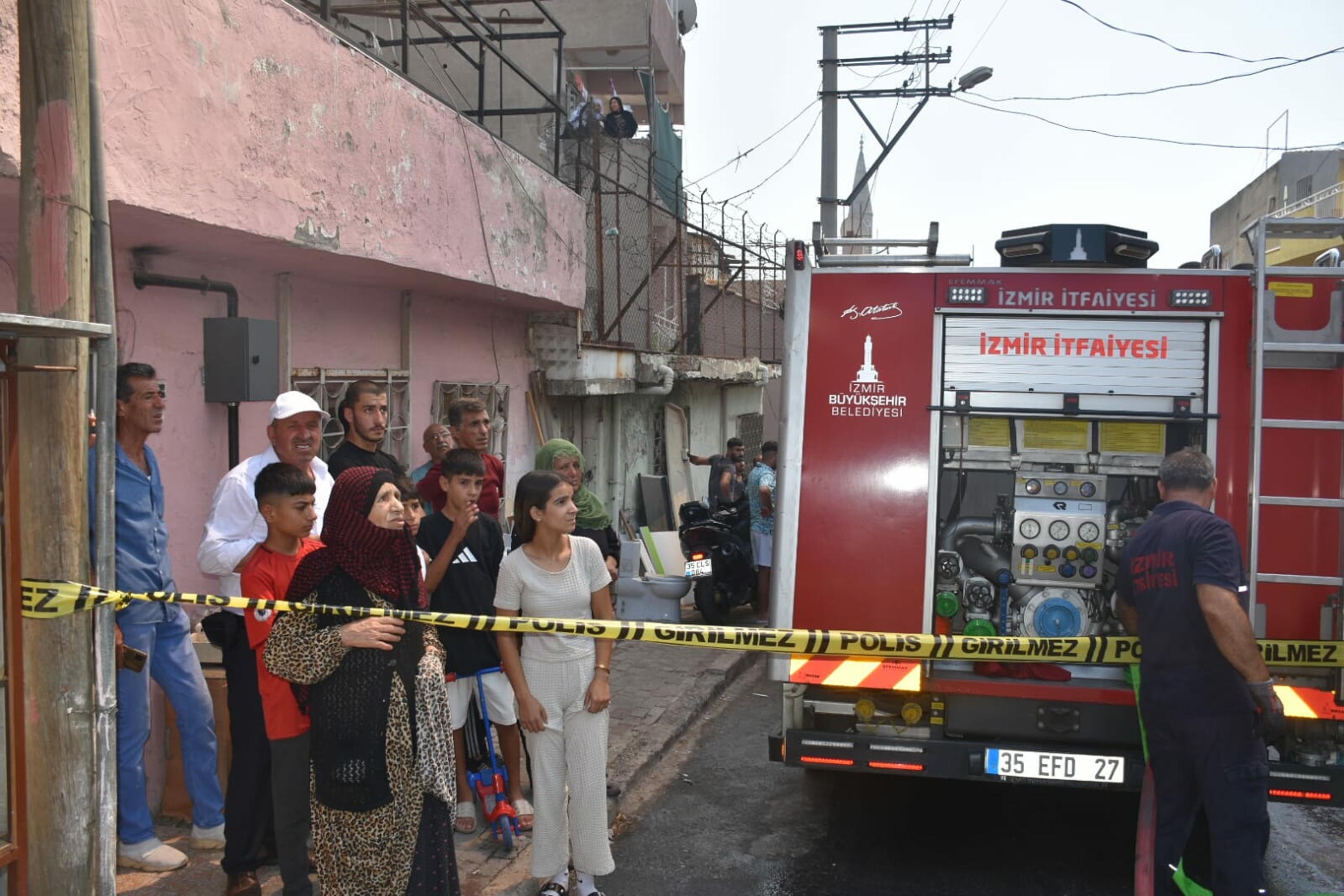 İzmir'de hurda deposunda yangın; 4 eve de sıçradı