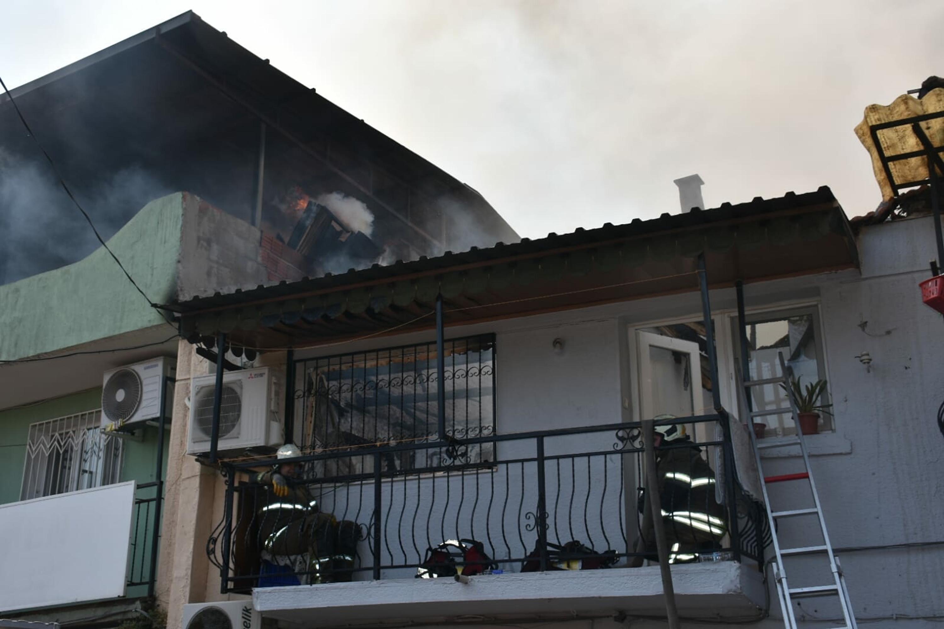 İzmir'de hurda deposunda yangın; 4 eve de sıçradı