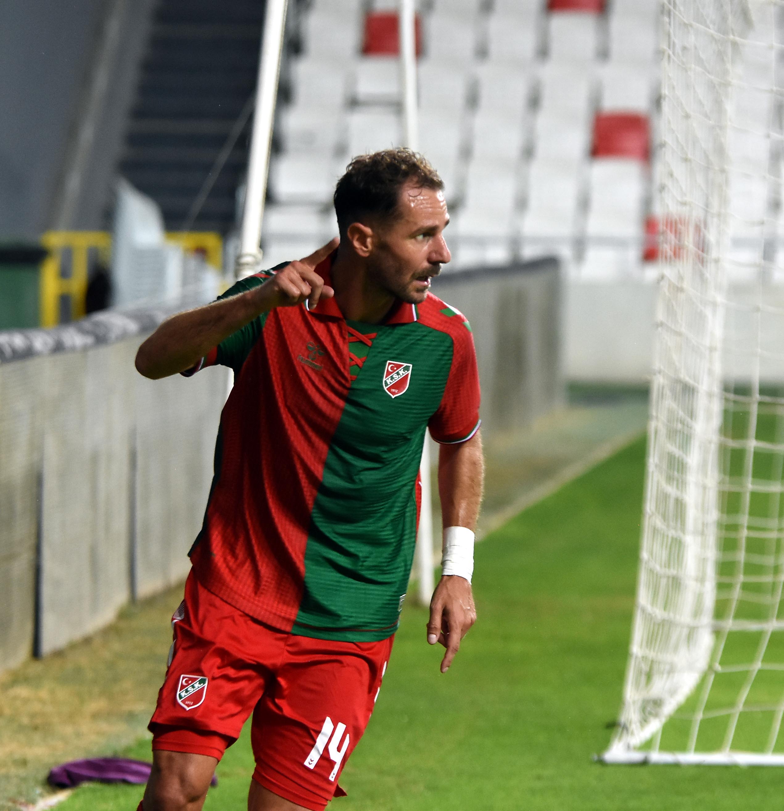 Karşıyaka'dan gövde gösterisi