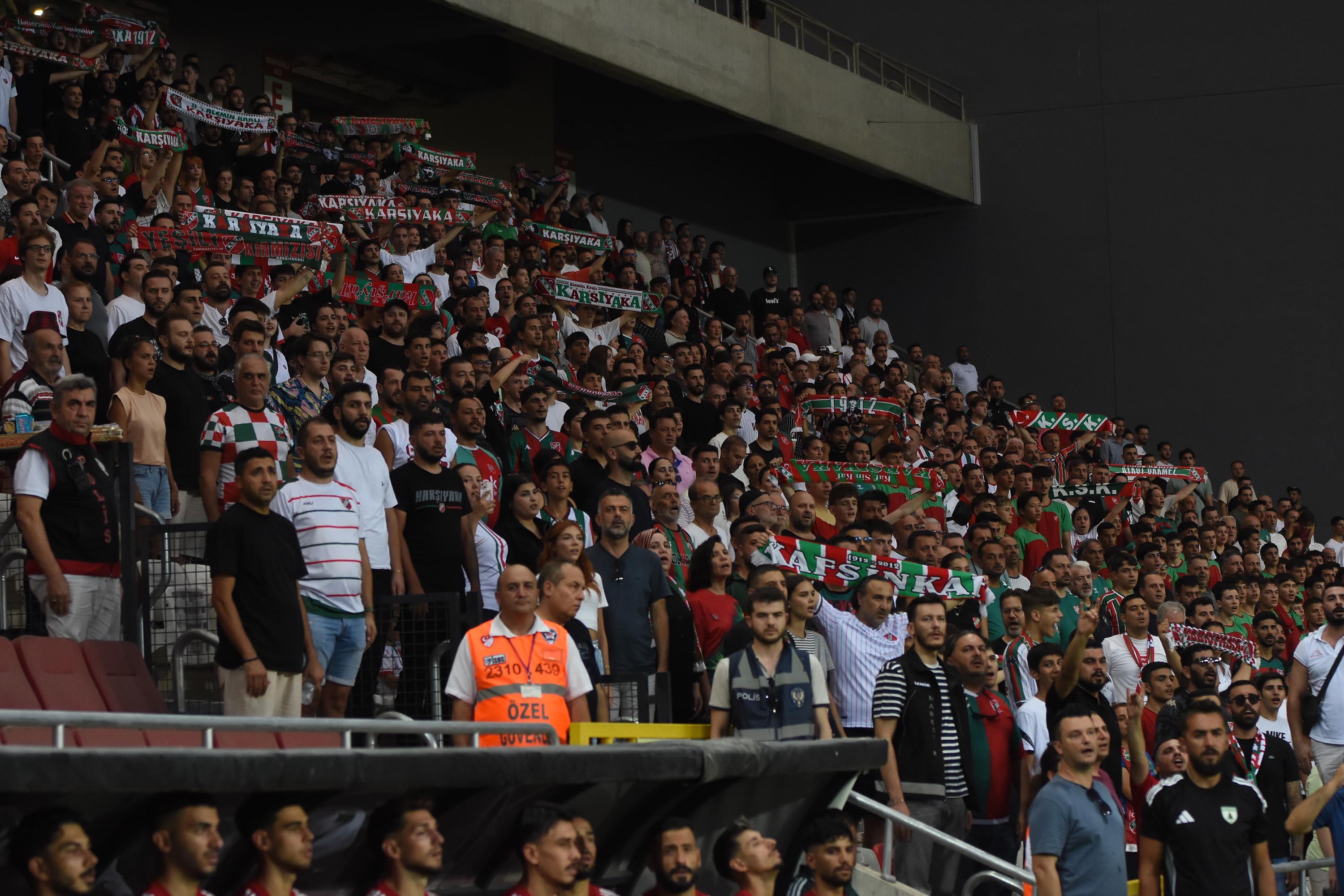 Karşıyaka'dan gövde gösterisi
