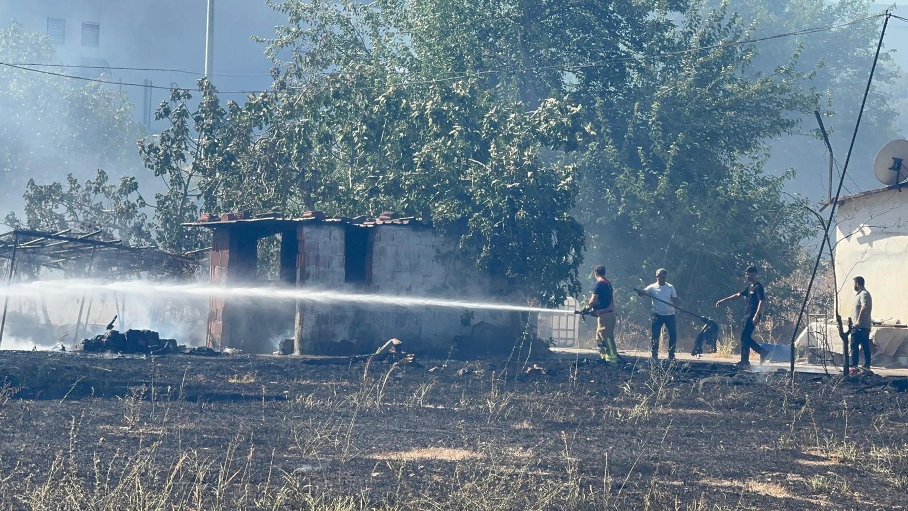 Yol kenarında çıkan yangın akaryakıt istasyonuna ulaşmadan söndürüldü