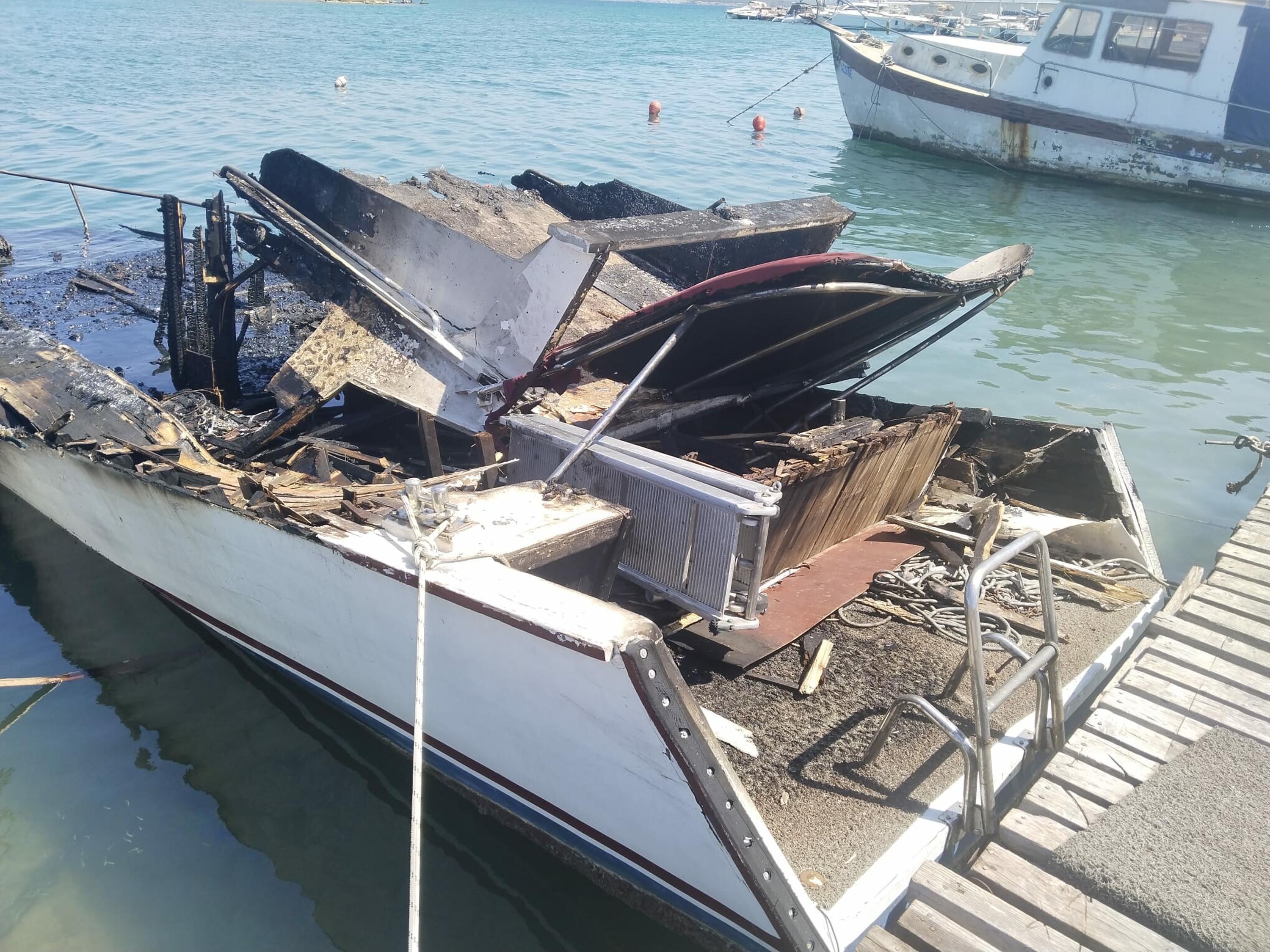 Urla'da alevlere teslim olan 5 tekneden 2'si battı 