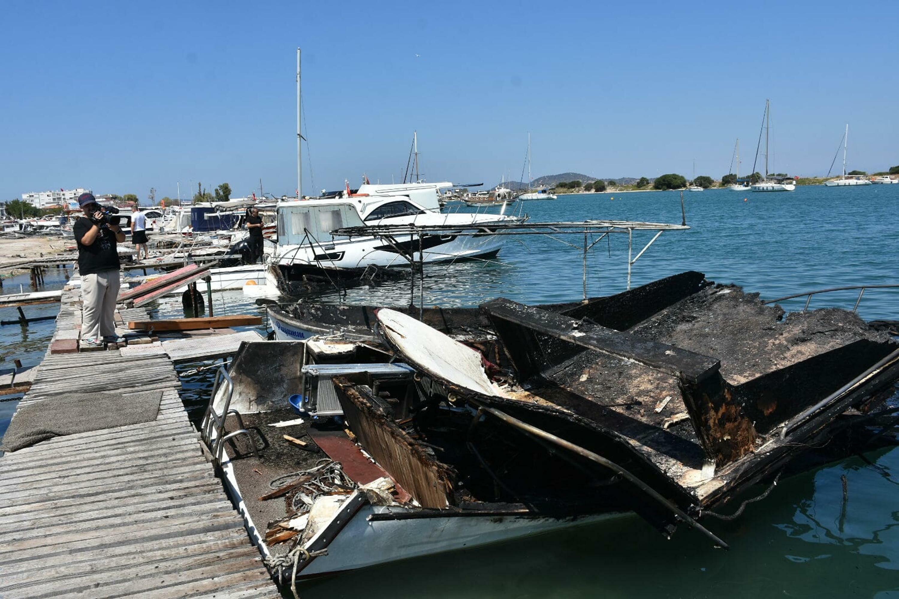 Urla'da alevlere teslim olan 5 tekneden 2'si battı 