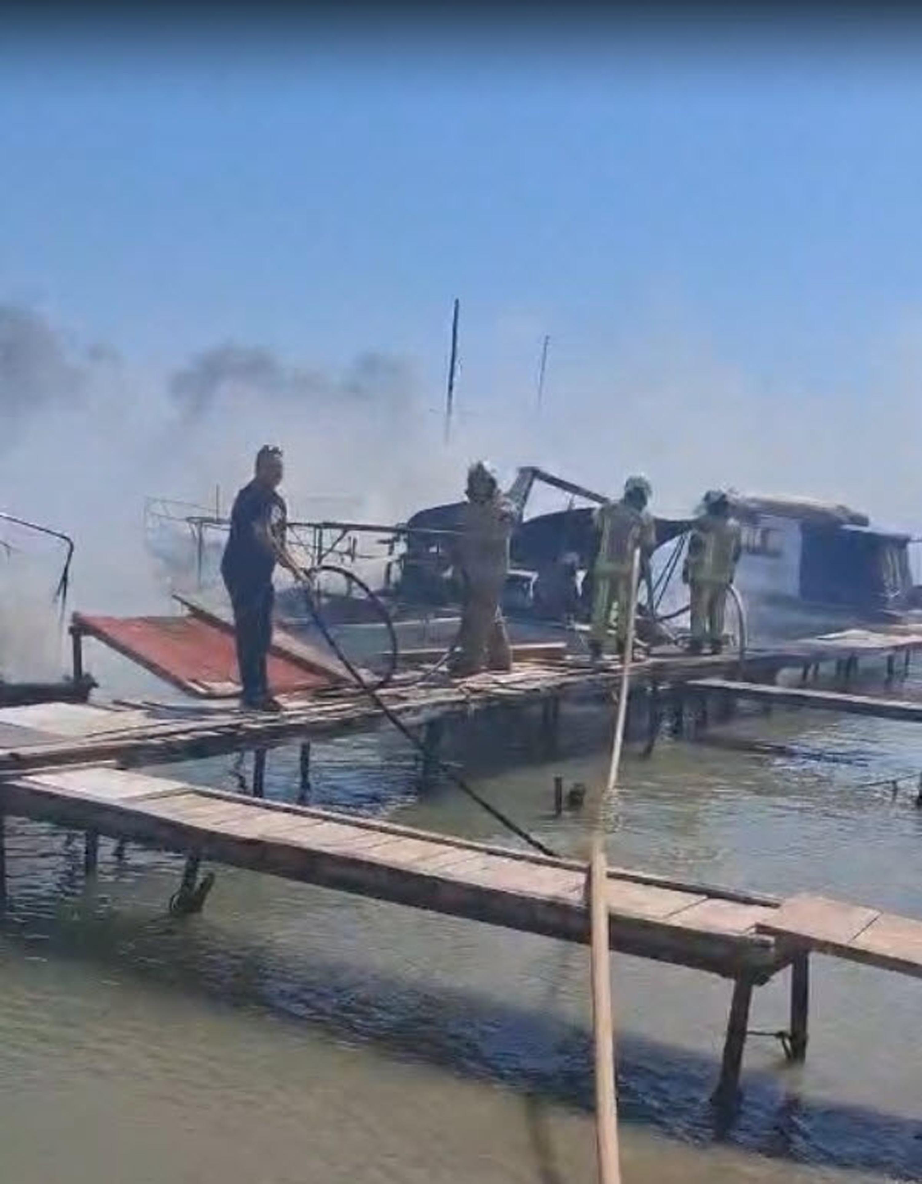 Urla'da alevlere teslim olan 5 tekneden 2'si battı 