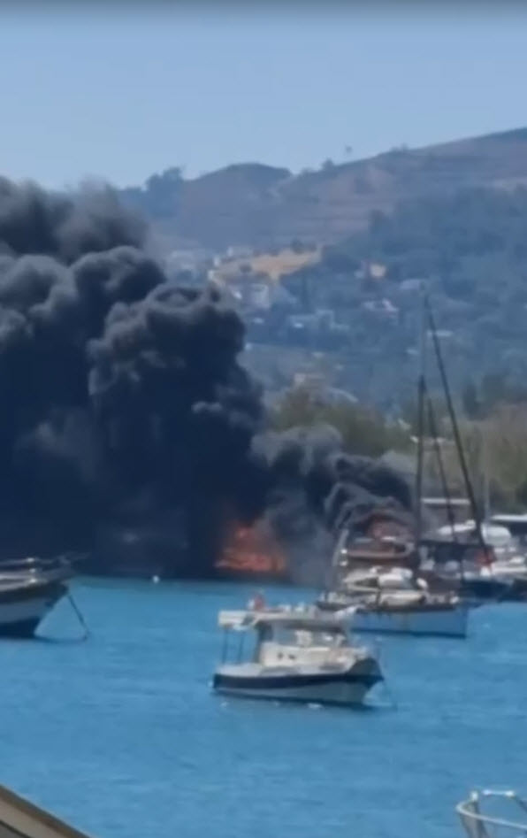 Urla'da alevlere teslim olan 5 tekneden 2'si battı 