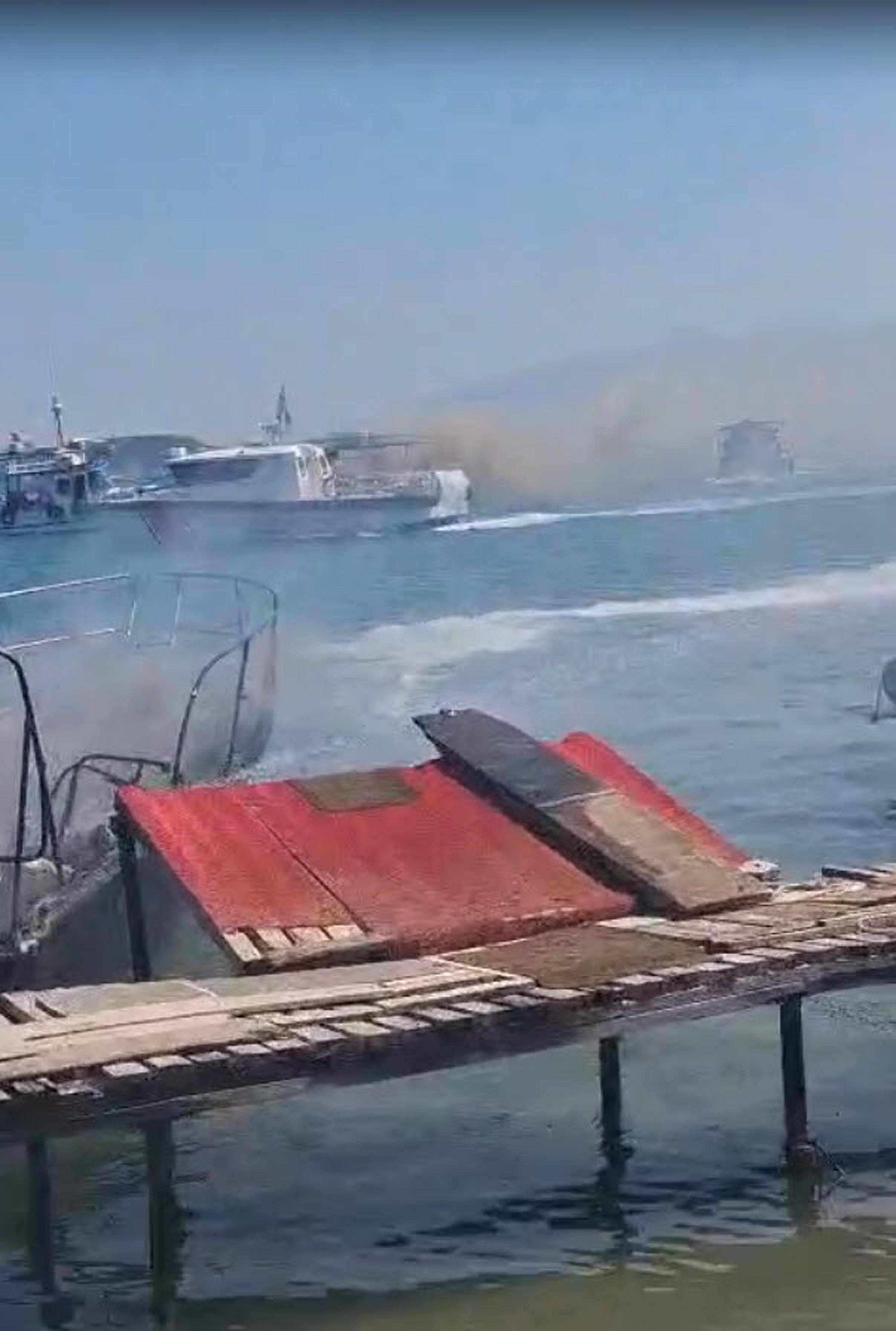 Urla'da alevlere teslim olan 5 tekneden 2'si battı 