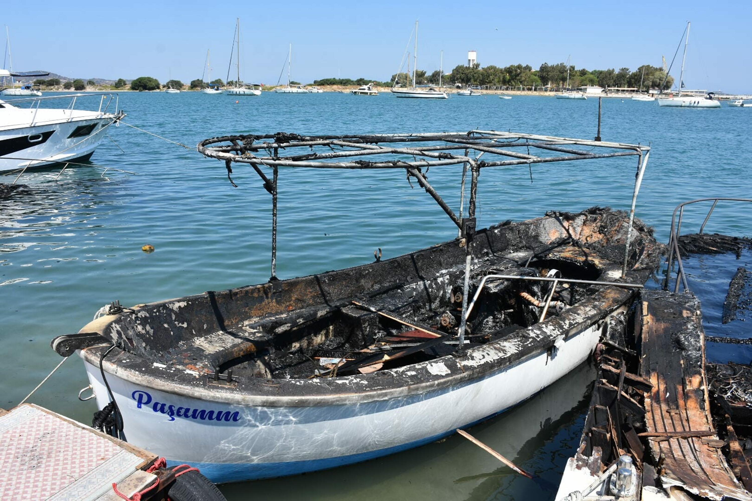 Urla'da alevlere teslim olan 5 tekneden 2'si battı 