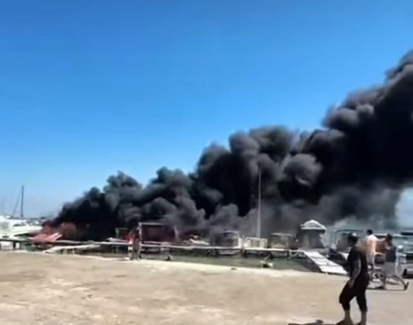 Urla'da alevlere teslim olan 5 tekneden 2'si battı 