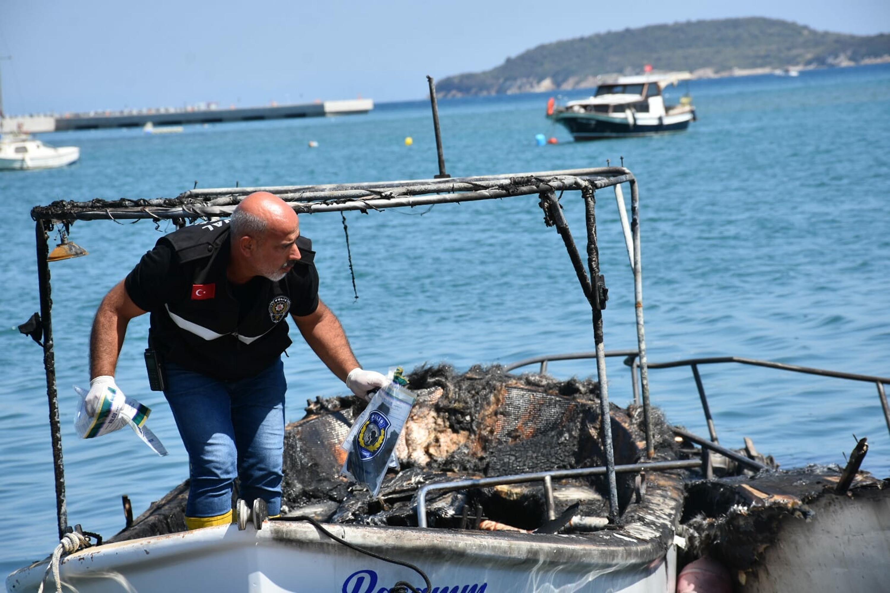 Urla'da alevlere teslim olan 5 tekneden 2'si battı 