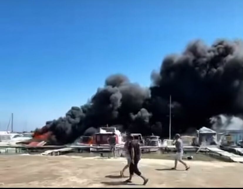 Urla'da alevlere teslim olan 5 tekneden 2'si battı 