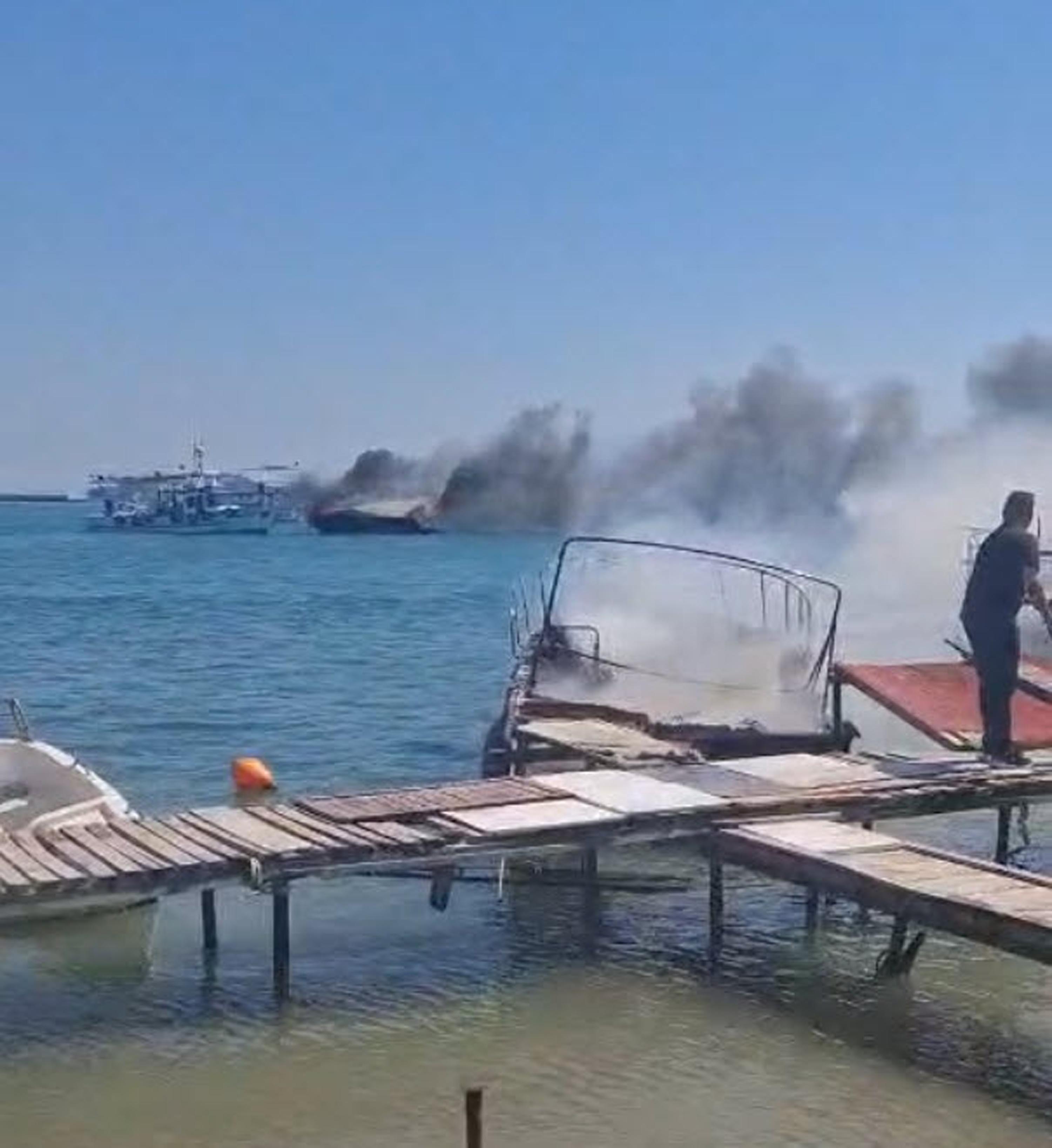 Urla'da alevlere teslim olan 5 tekneden 2'si battı 