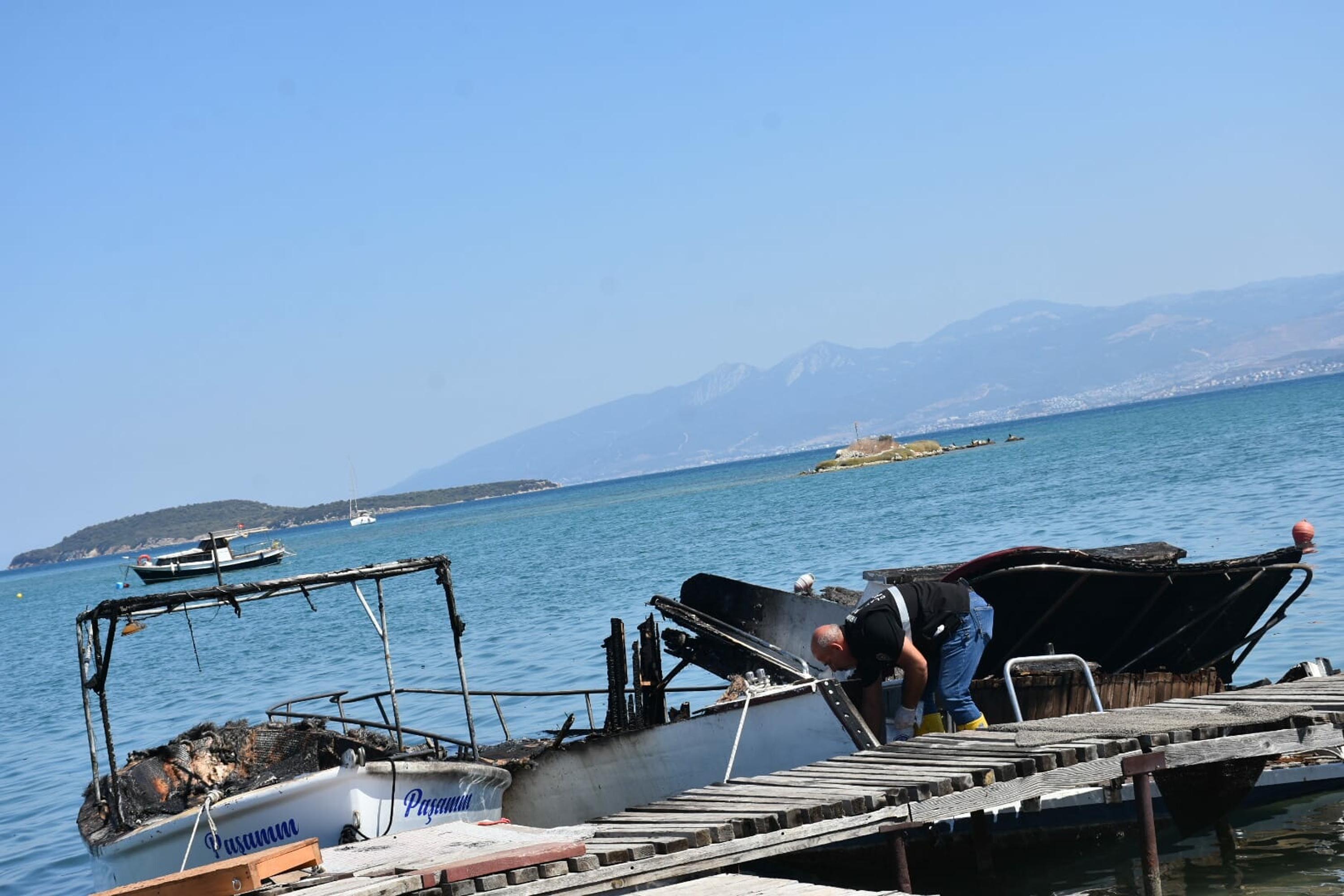Urla'da alevlere teslim olan 5 tekneden 2'si battı 