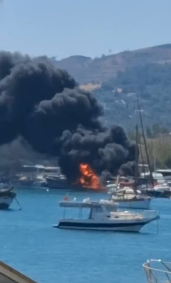 Urla'da alevlere teslim olan 5 tekneden 2'si battı 