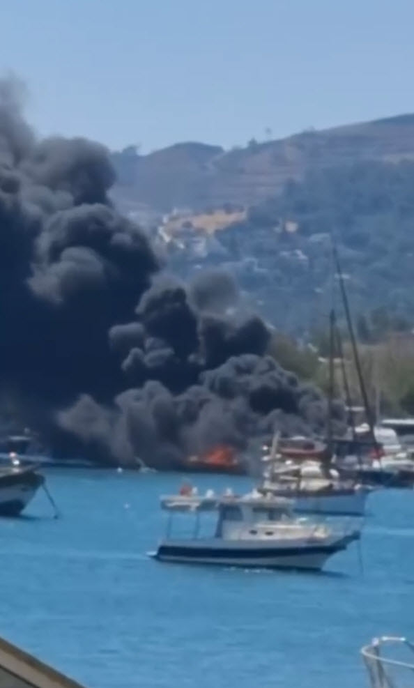 Urla'da alevlere teslim olan 5 tekneden 2'si battı 