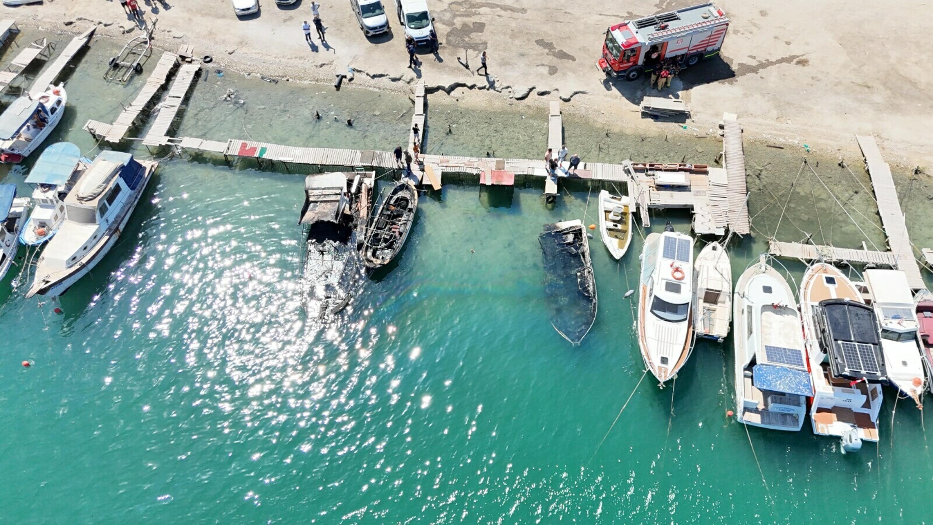 Urla'da alevlere teslim olan 5 tekneden 2'si battı 