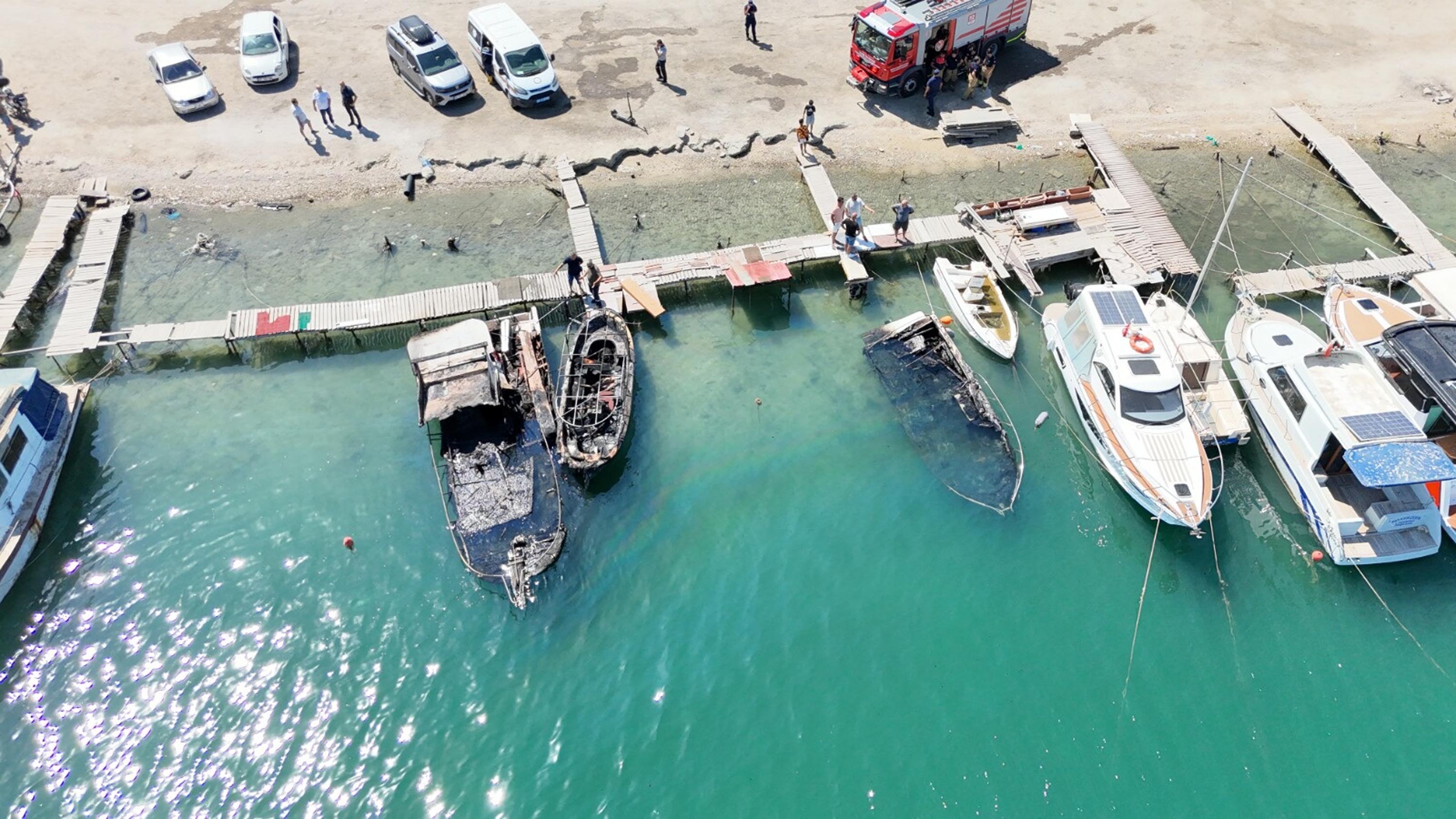 Urla'da alevlere teslim olan 5 tekneden 2'si battı 