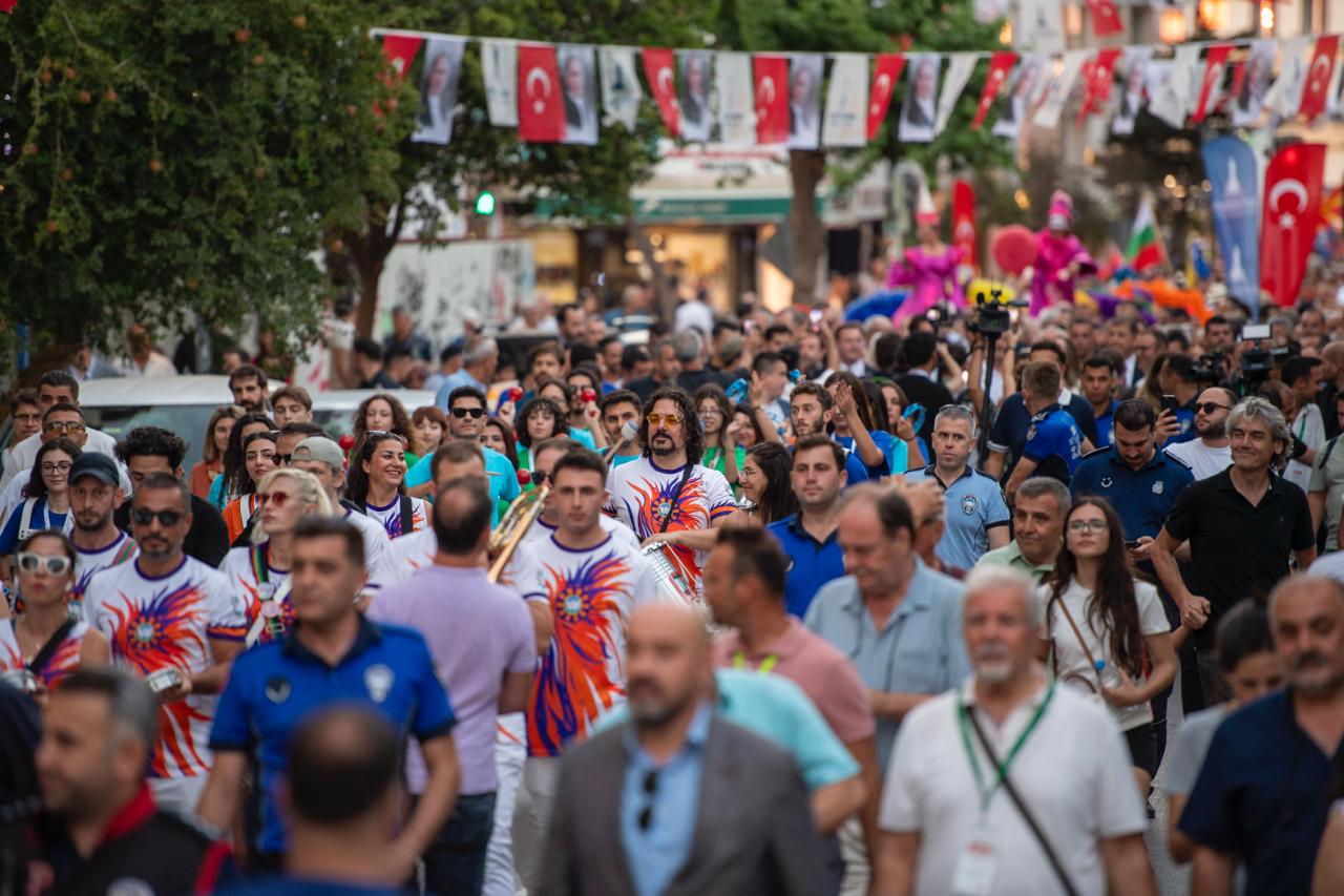94. İEF muhteşem kortejle başladı 