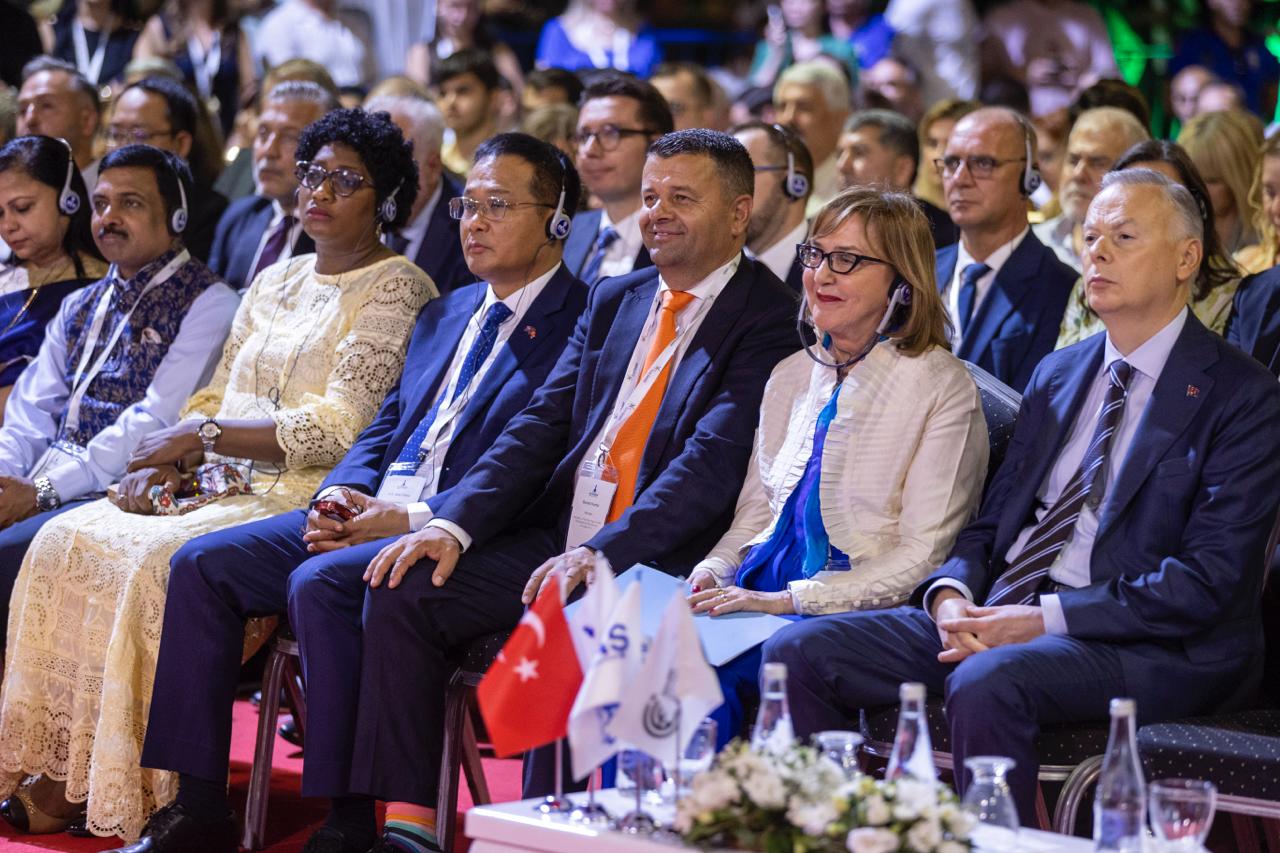 İEF görkemli açılış; Başkanlar ve eşlerinden stant gezisi 