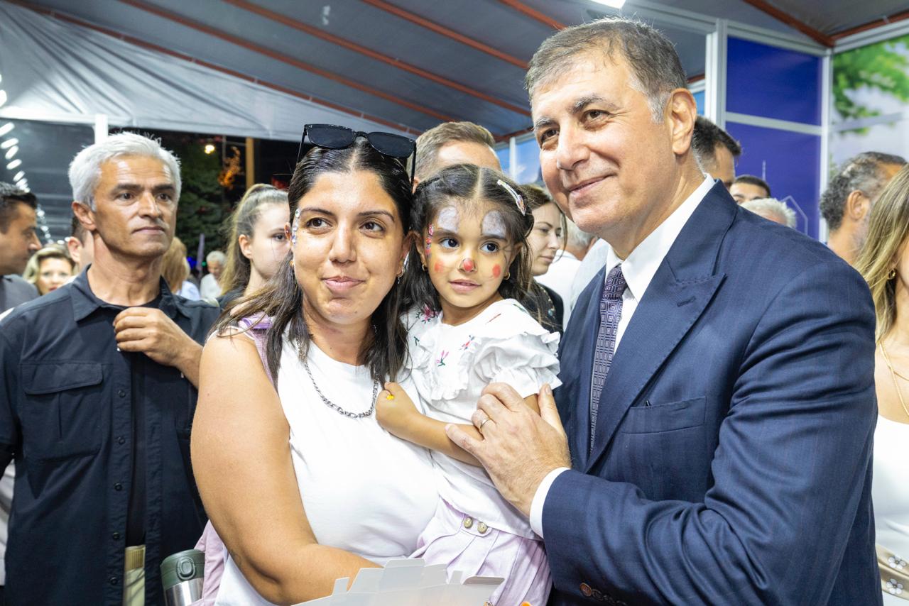 İEF görkemli açılış; Başkanlar ve eşlerinden stant gezisi 