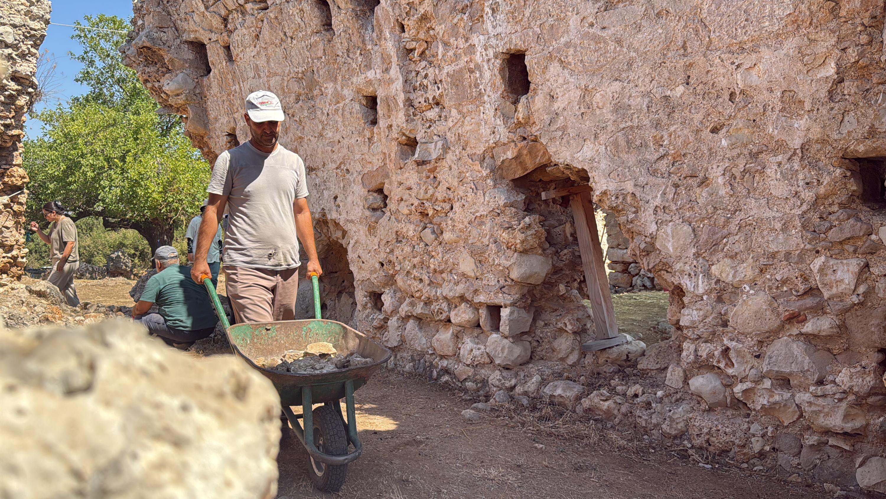 Beçin Kalesi'ndeki 600 yıllık medrese yeniden ayağa kalkacak