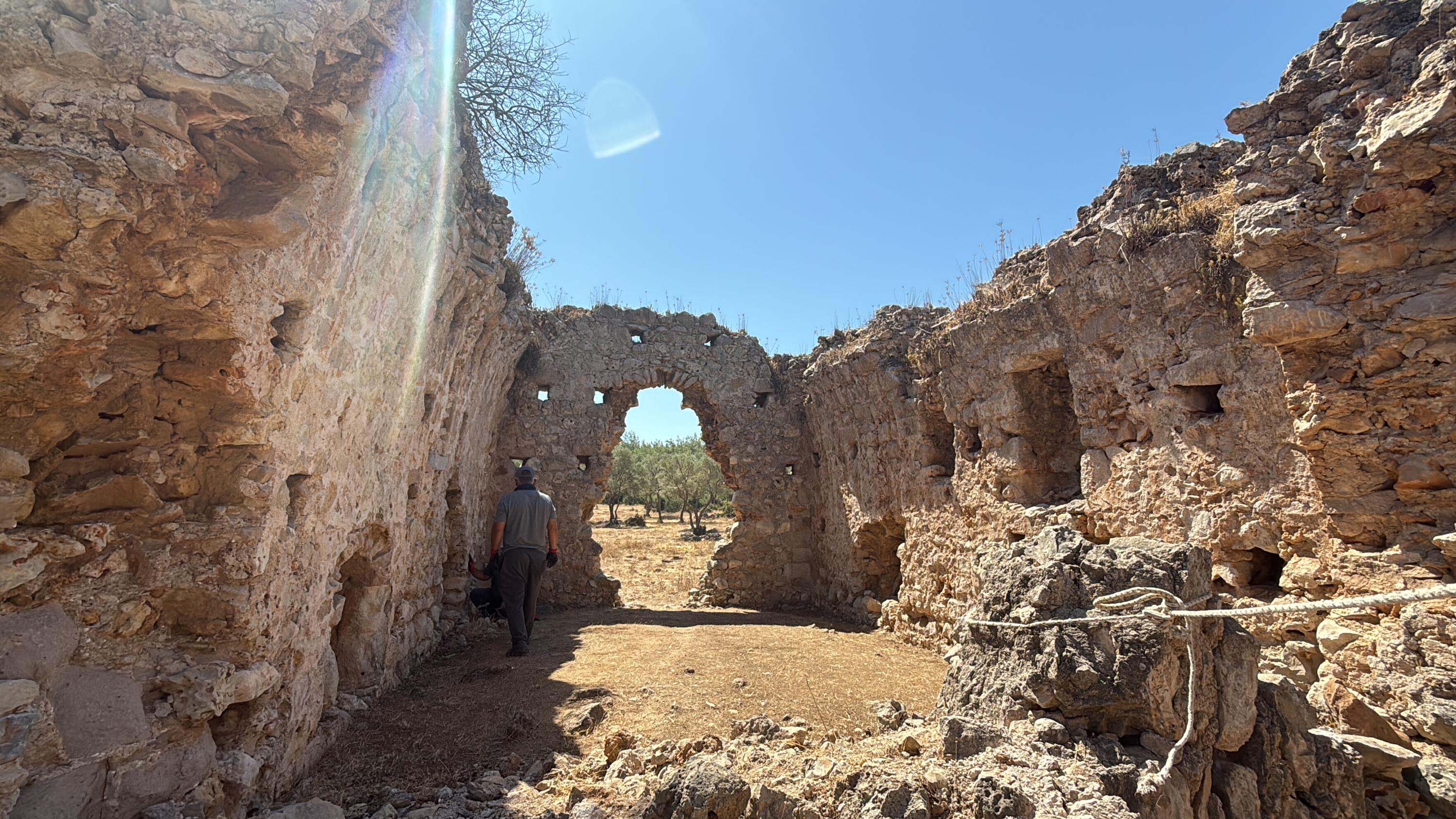Beçin Kalesi'ndeki 600 yıllık medrese yeniden ayağa kalkacak