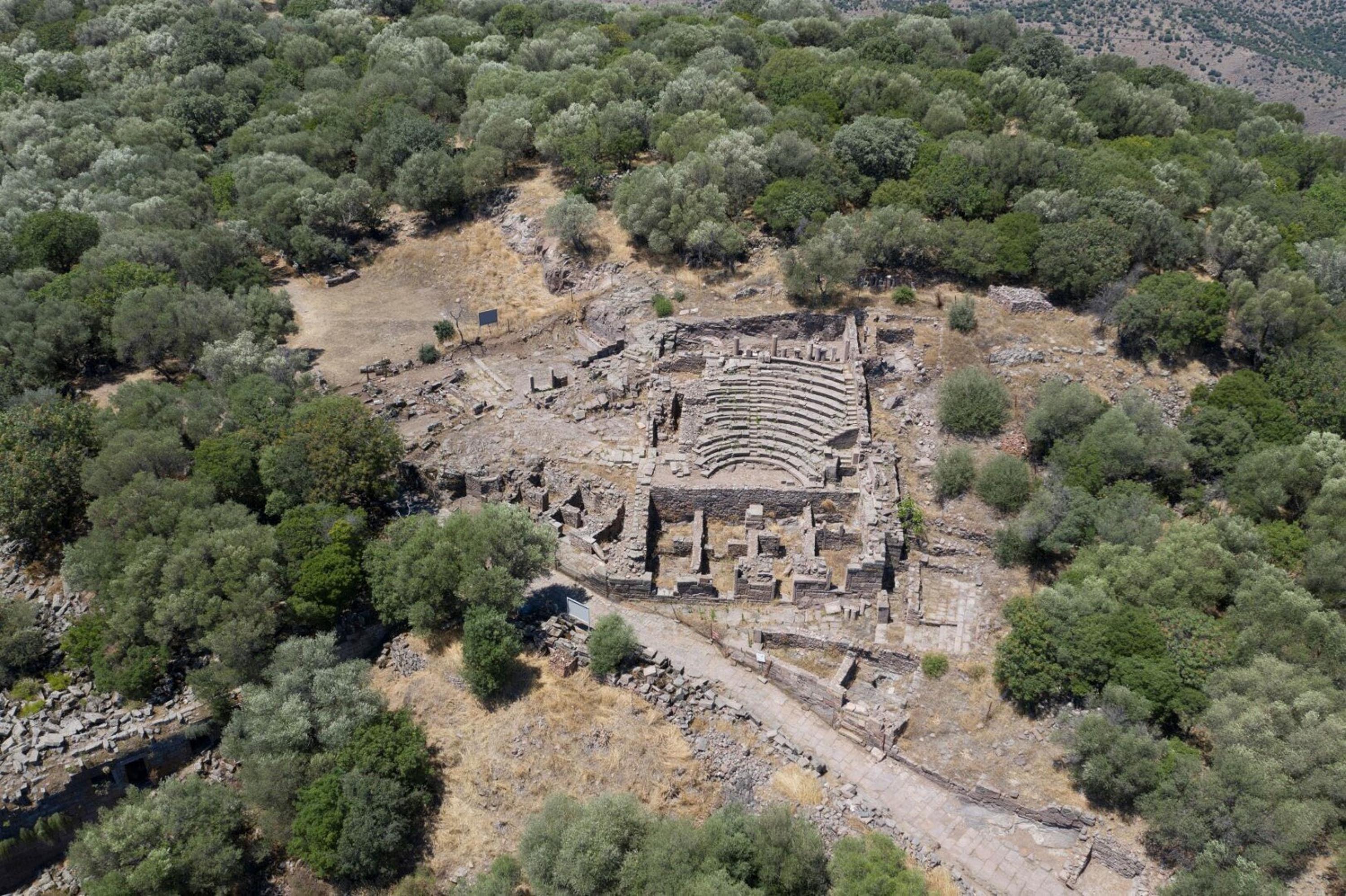 Aigai Antik Kenti'nde 2 bin 200 yıllık güneş saati bulundu 