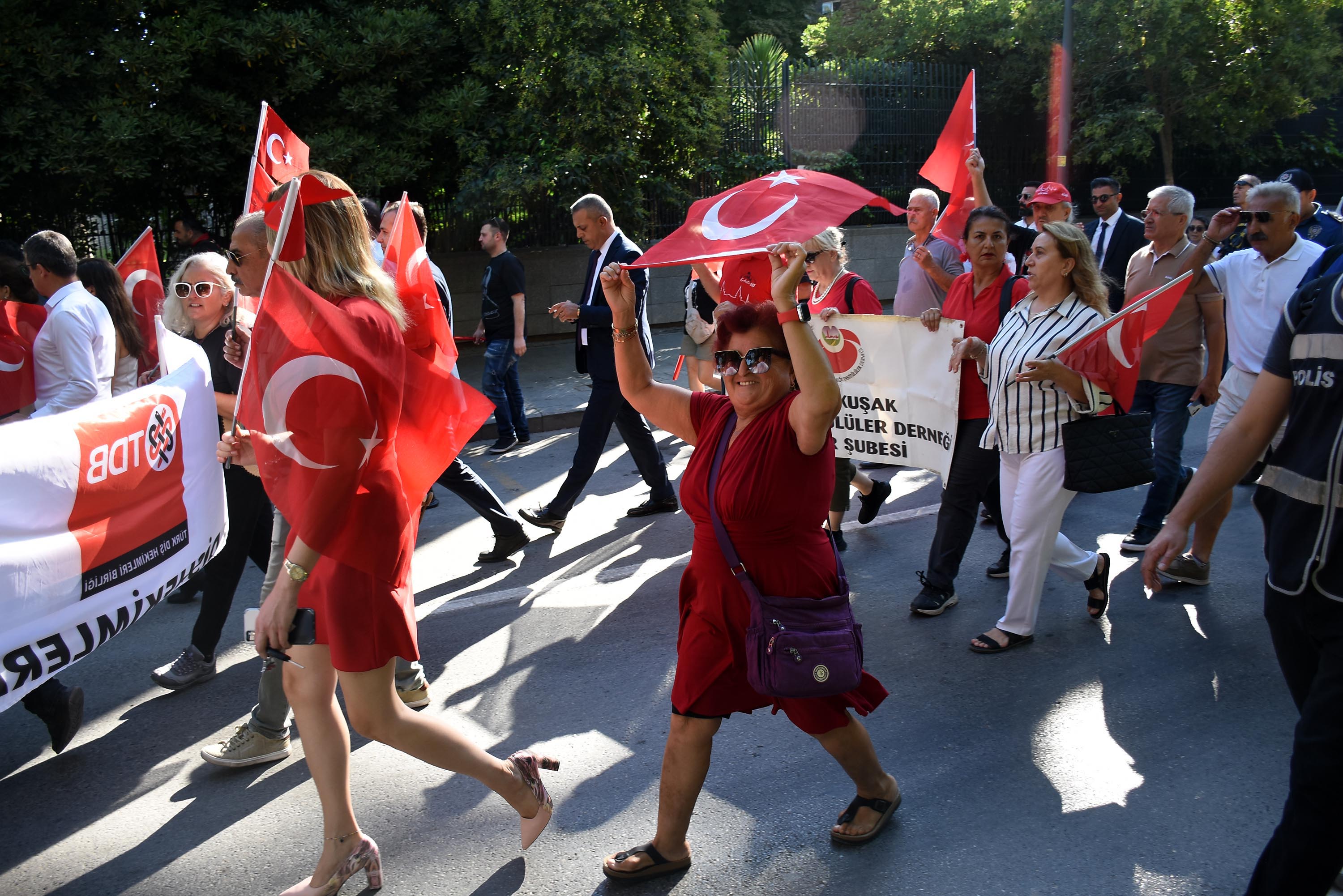 İzmir'de 'Zafer Yürüyüşü'
