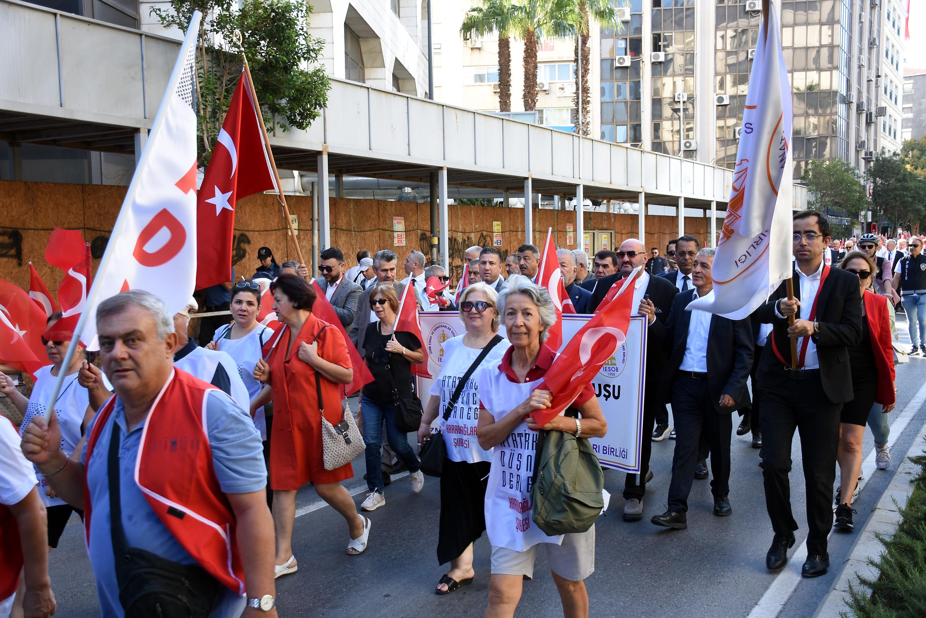 İzmir'de 'Zafer Yürüyüşü'