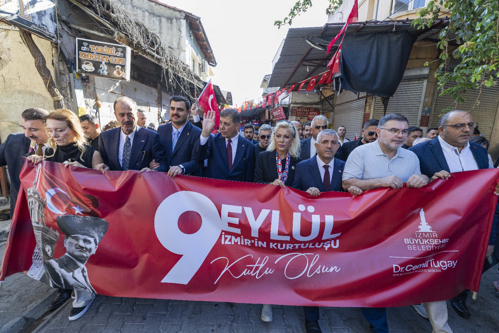 İzmir'de 'Zafer Yürüyüşü'