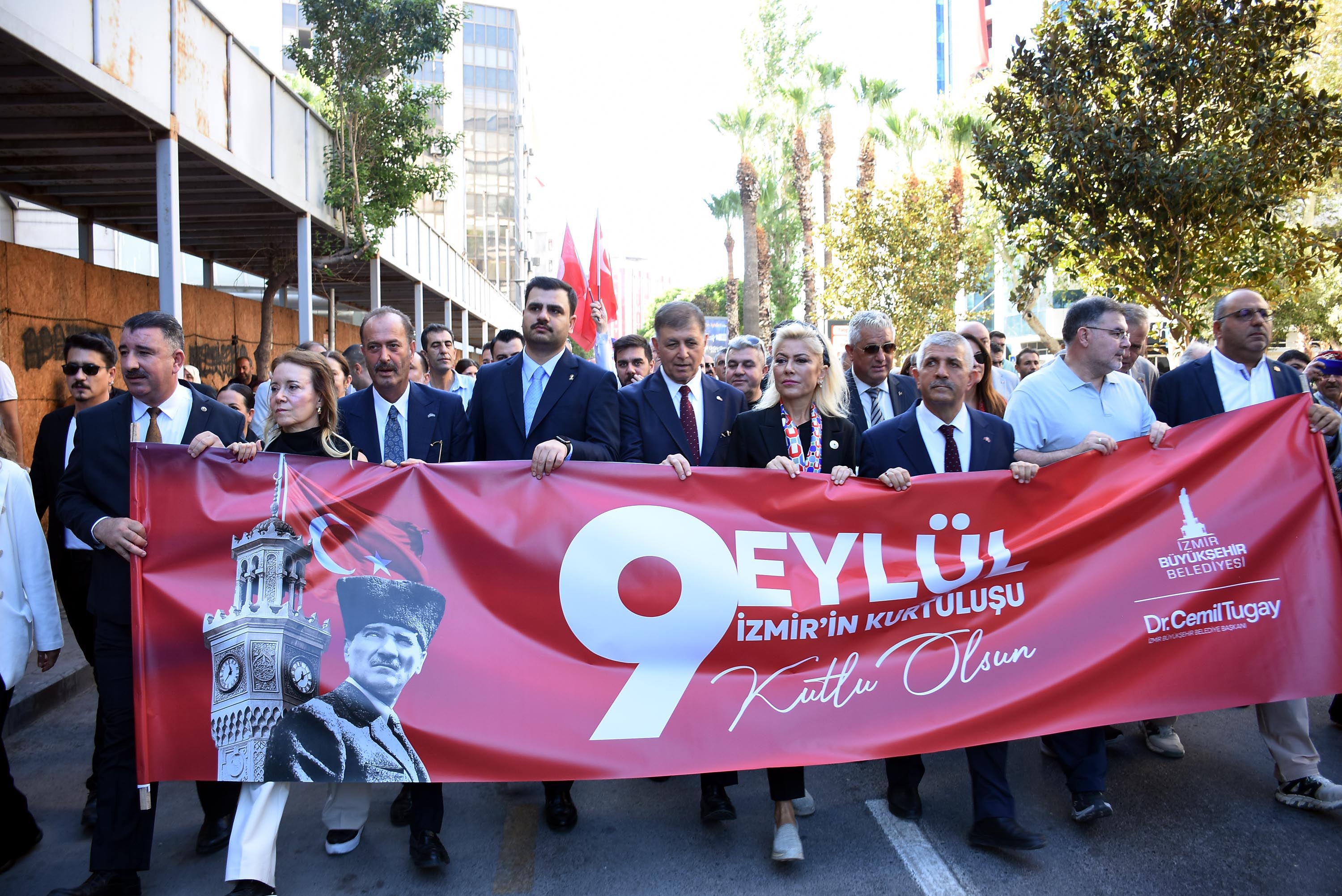 İzmir'de 'Zafer Yürüyüşü'