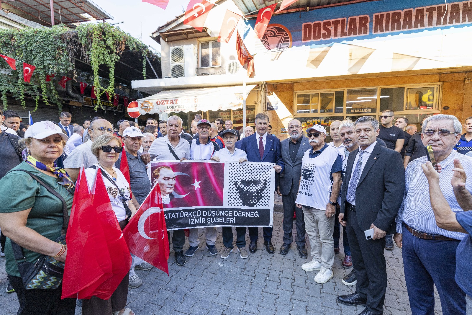 İzmir'de 'Zafer Yürüyüşü'