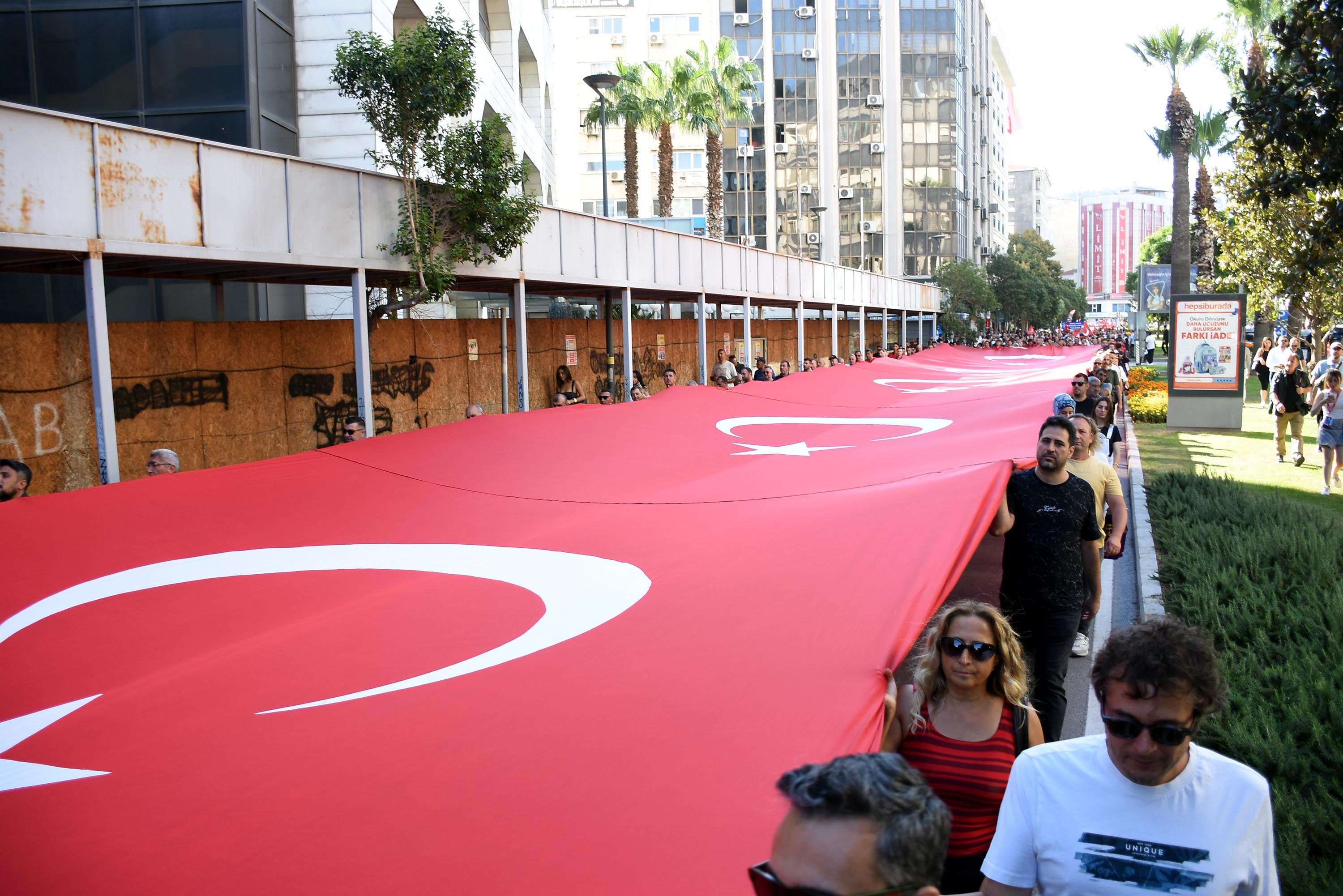 İzmir'de 'Zafer Yürüyüşü'