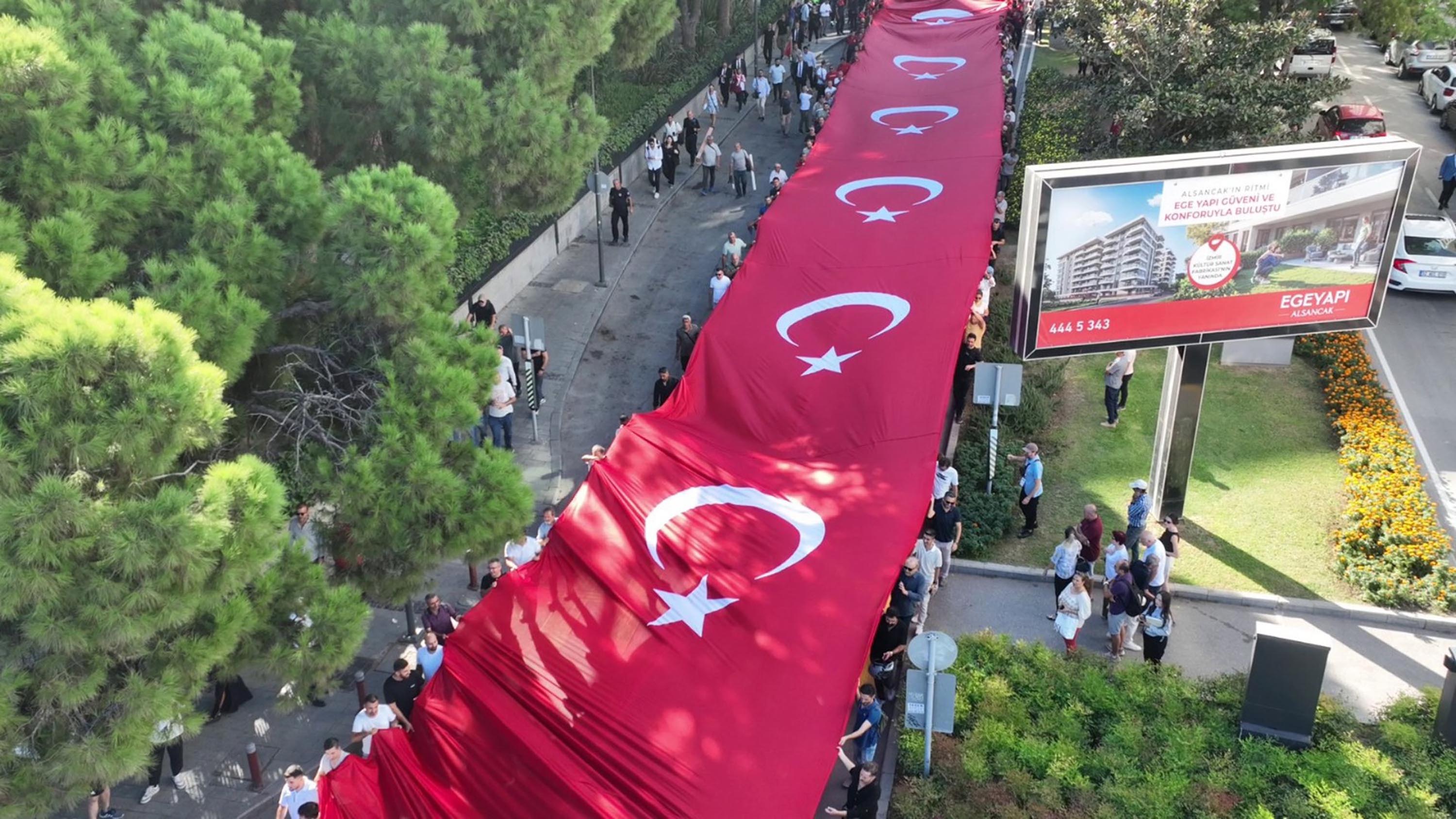 İzmir'de 'Zafer Yürüyüşü'