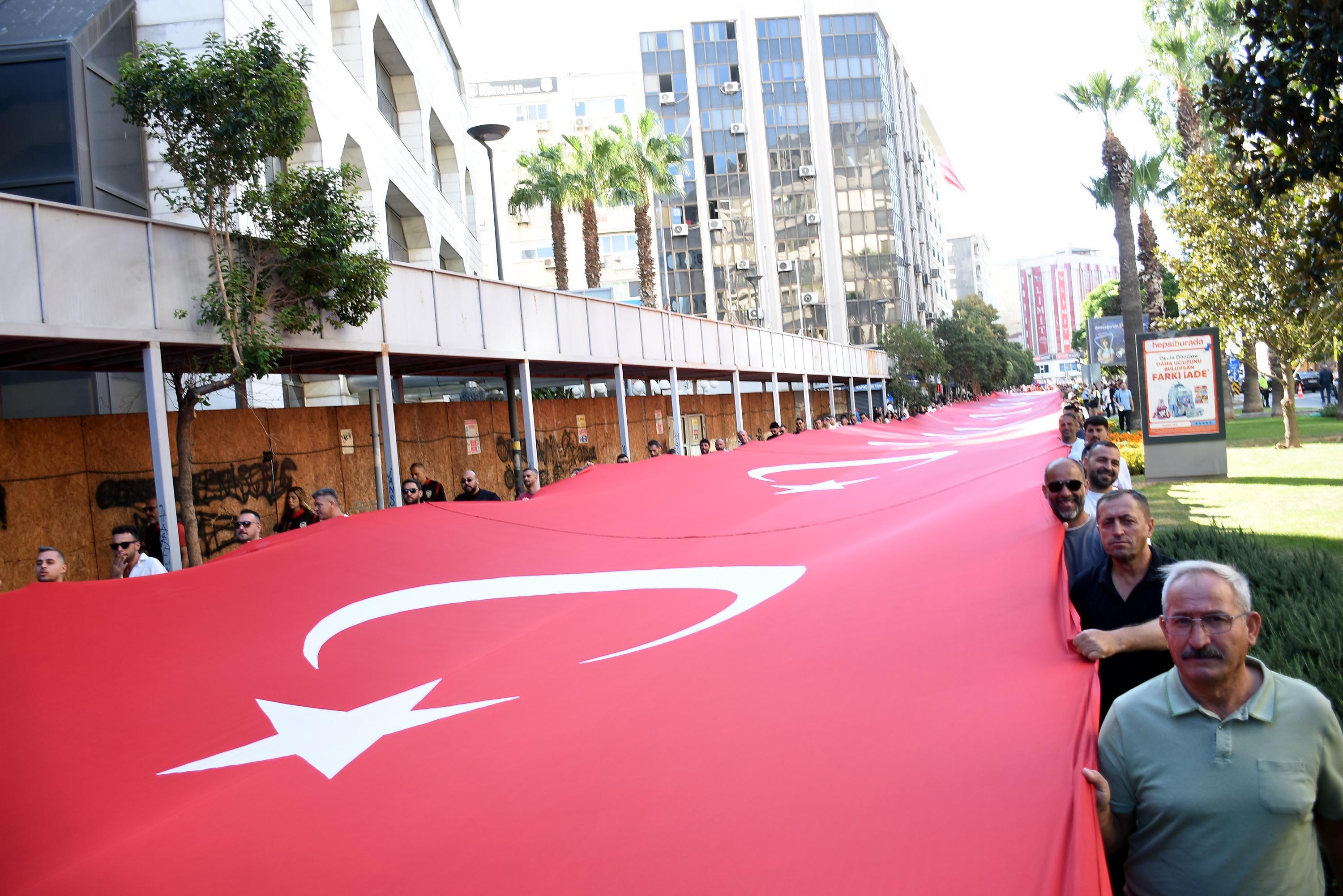İzmir'de 'Zafer Yürüyüşü'