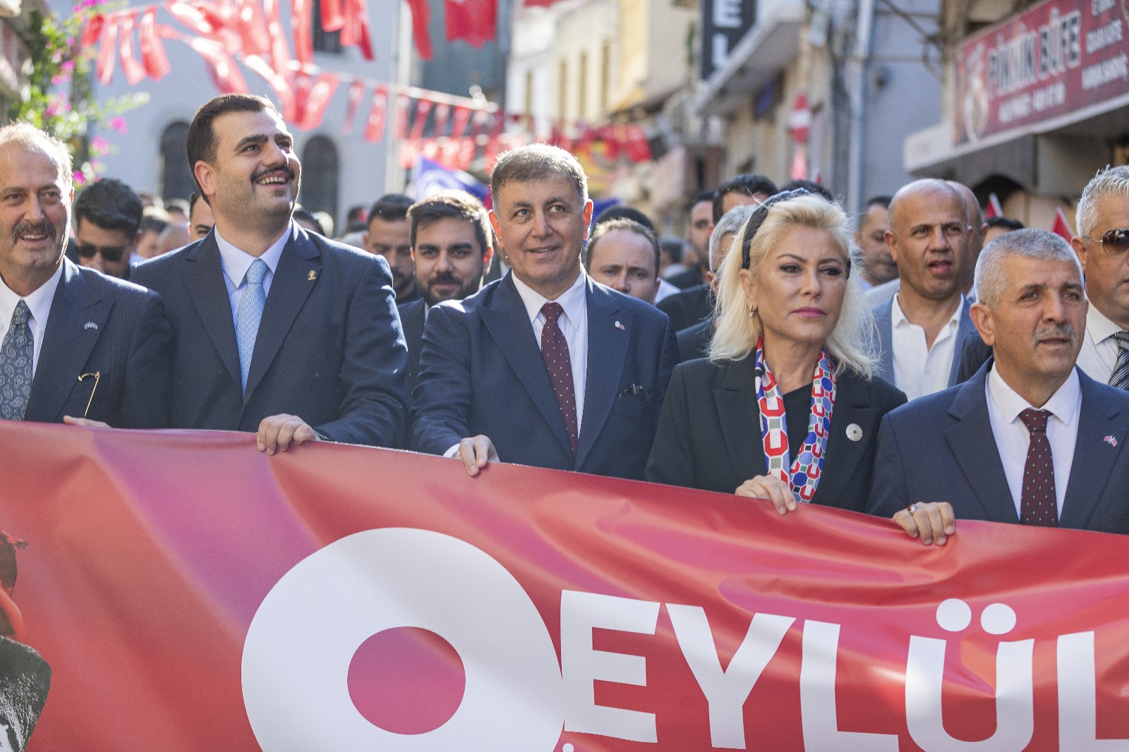 İzmir'de 'Zafer Yürüyüşü'