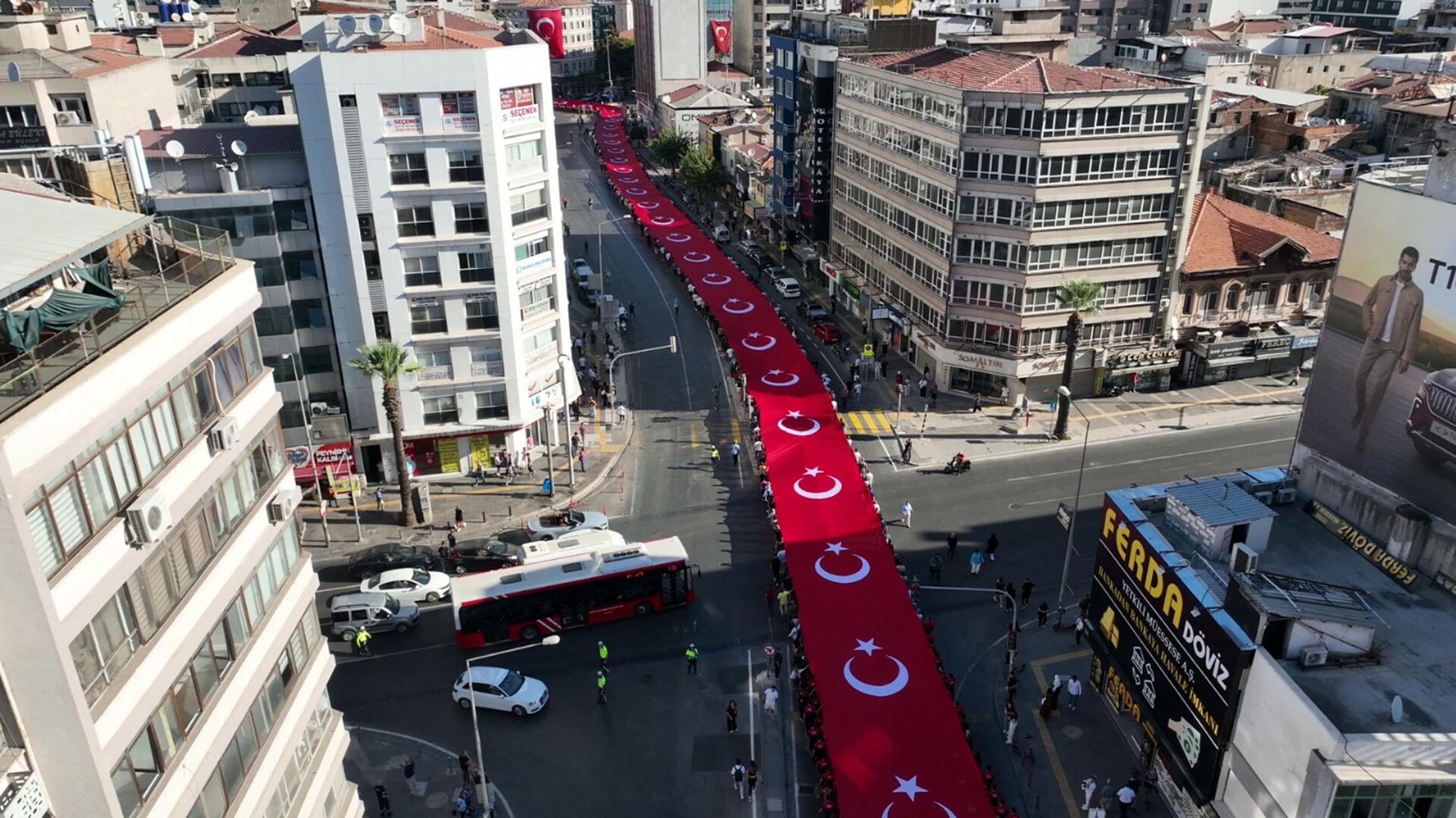 İzmir'de 'Zafer Yürüyüşü'