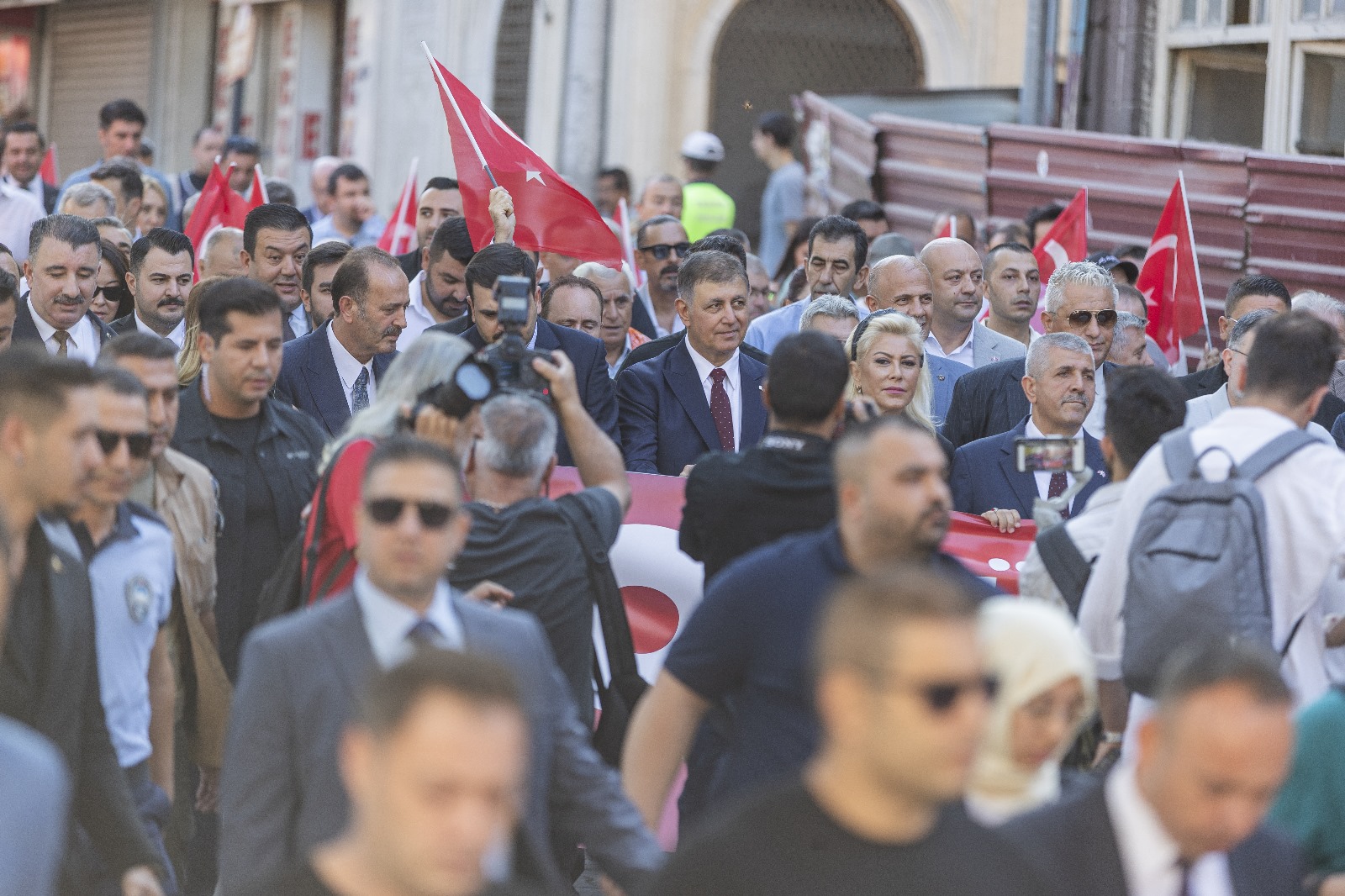İzmir'de 'Zafer Yürüyüşü'