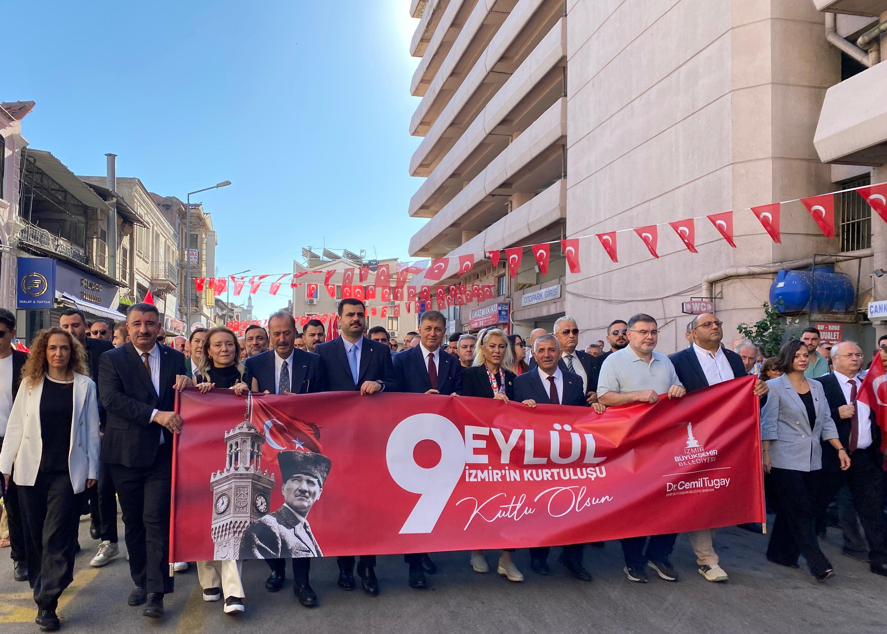 İzmir'de 'Zafer Yürüyüşü'