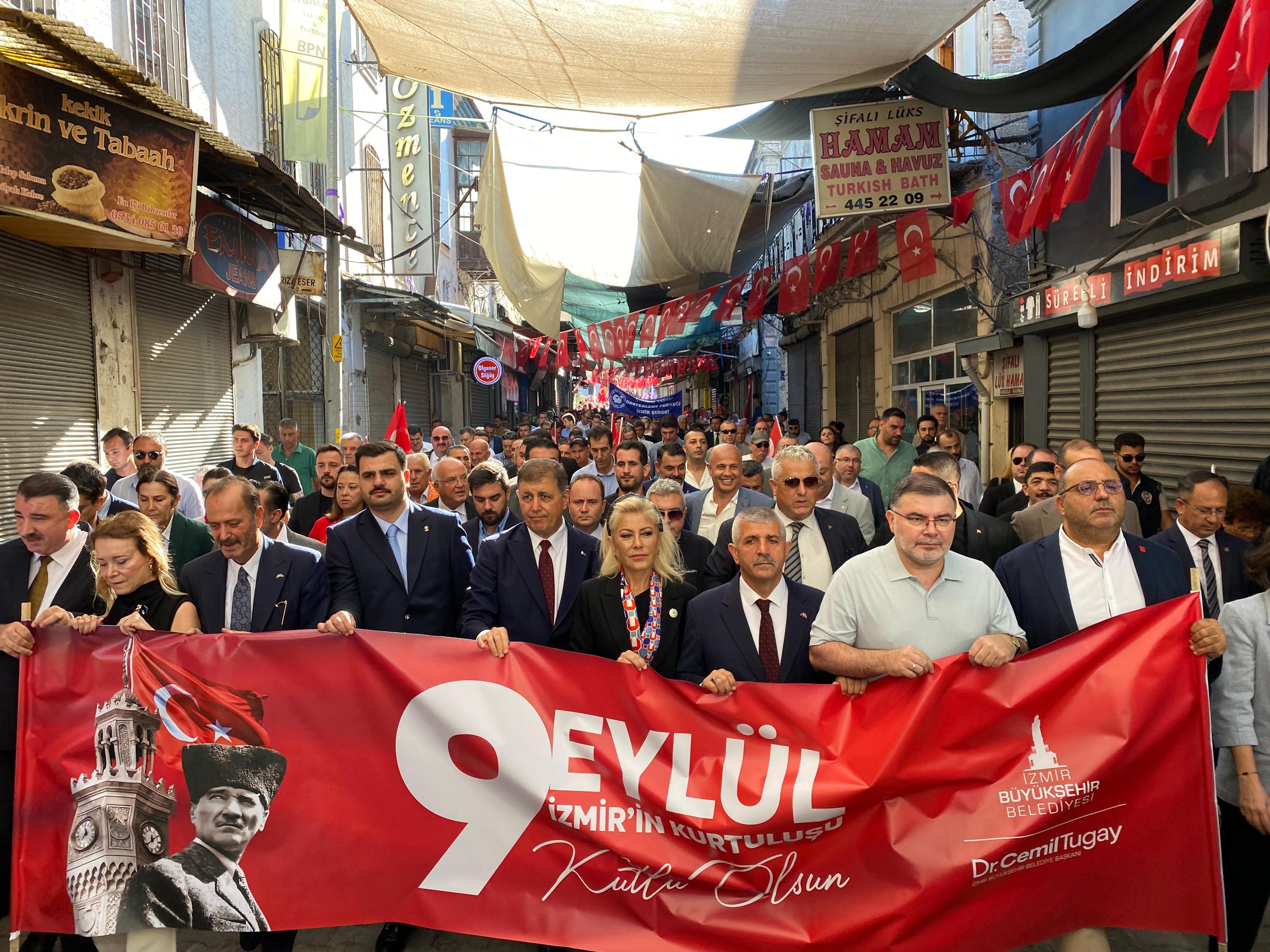 İzmir'de 'Zafer Yürüyüşü'