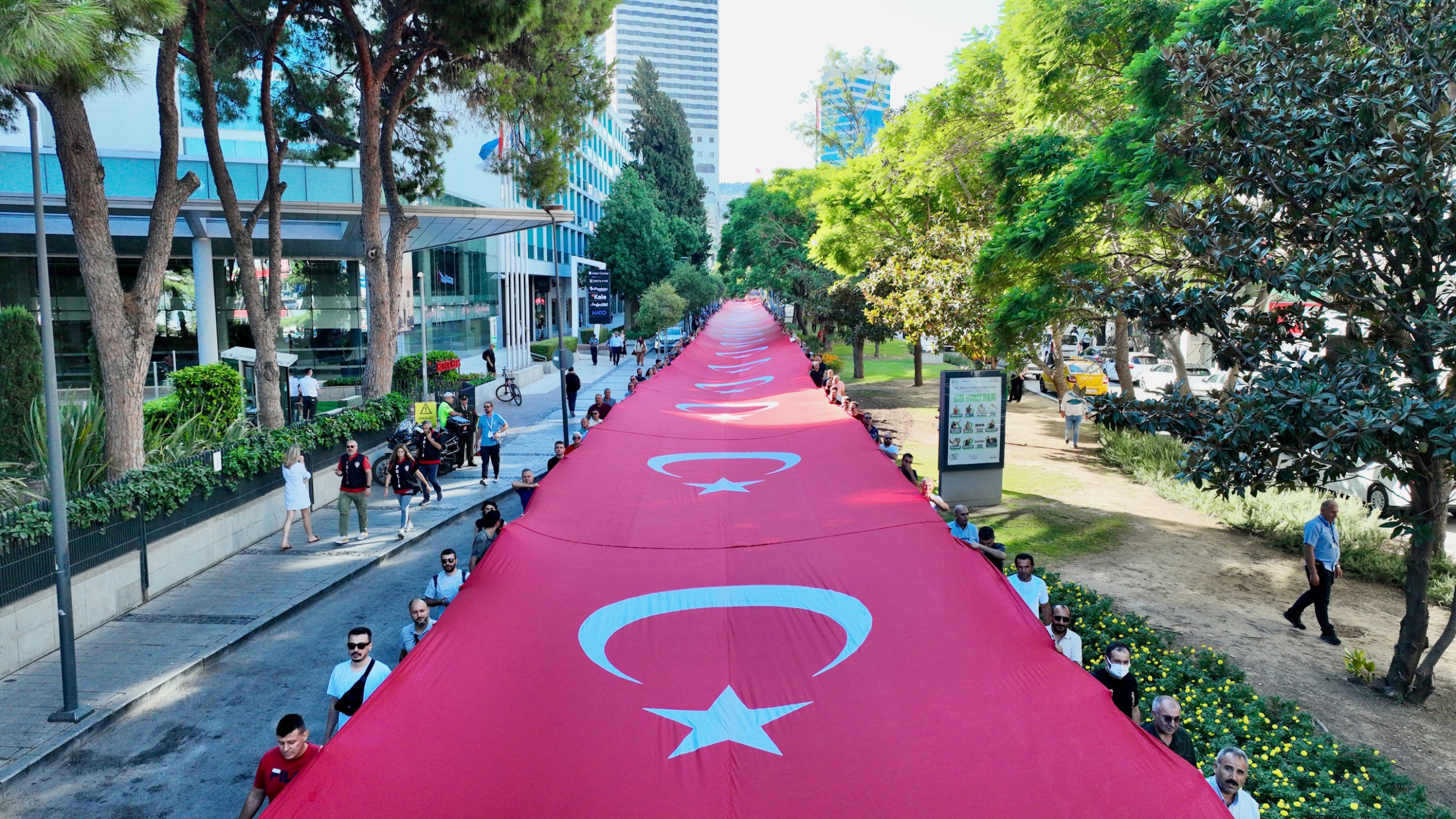 İzmir'de 'Zafer Yürüyüşü'