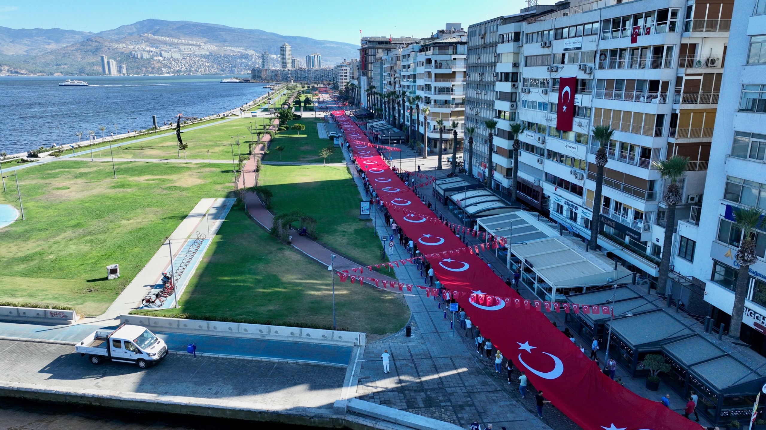 İzmir'de 'Zafer Yürüyüşü'