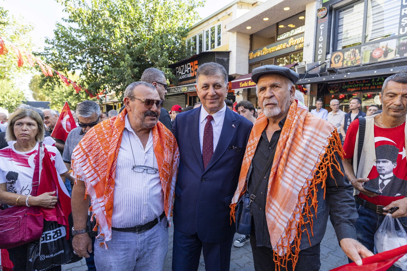 İzmir'de 'Zafer Yürüyüşü'