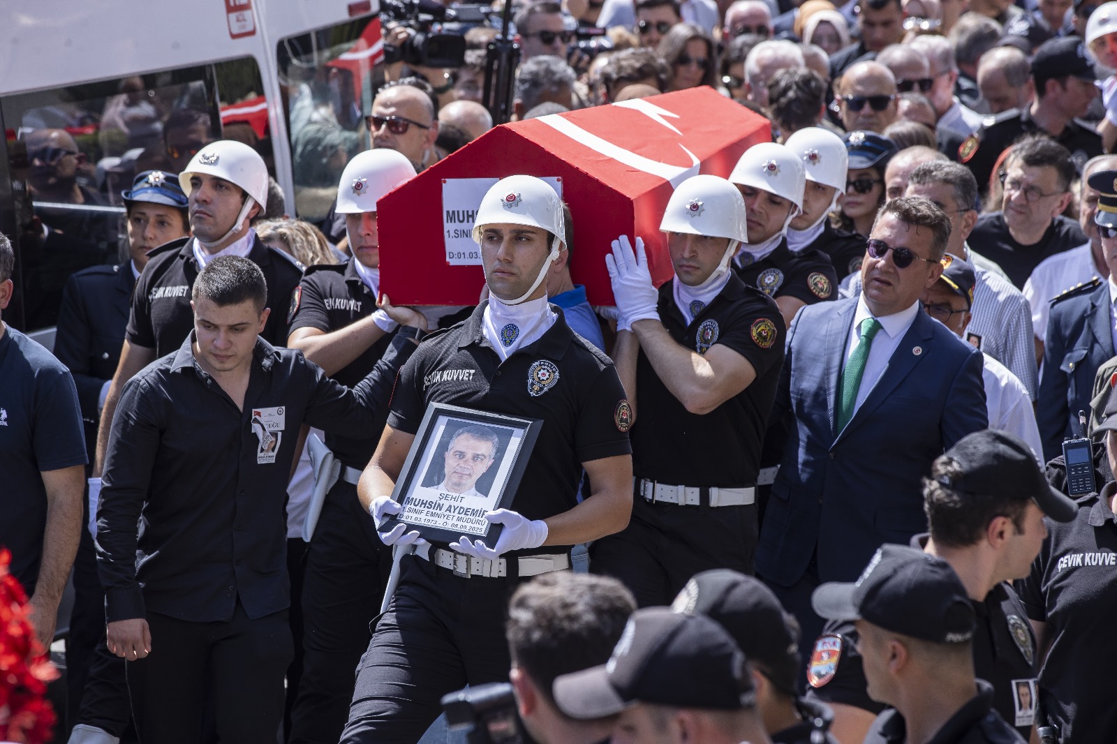 İzmir’in şehitlerine veda