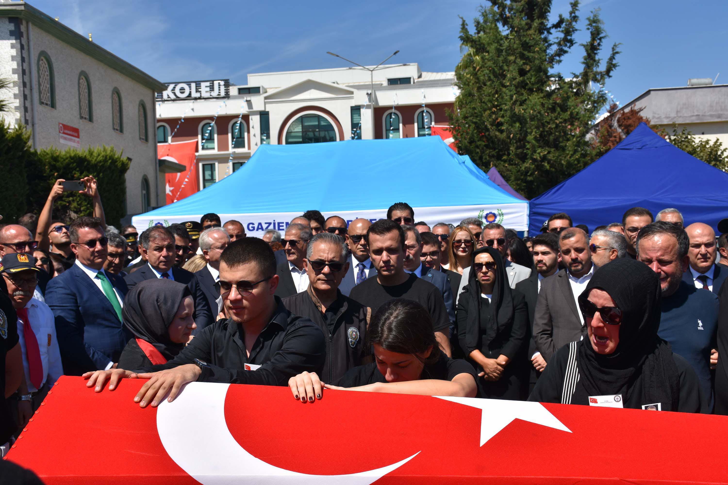 İzmir’in şehitlerine veda