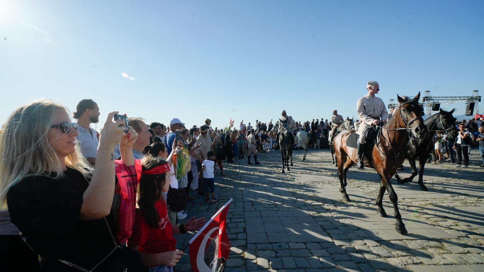 İzmir semalarında 'kurtuluş' coşkusu