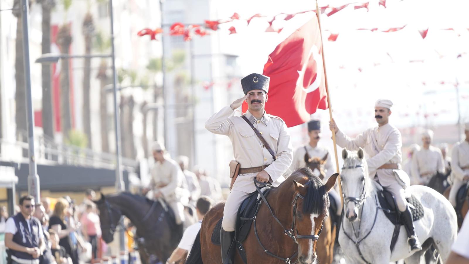 İzmir semalarında 'kurtuluş' coşkusu