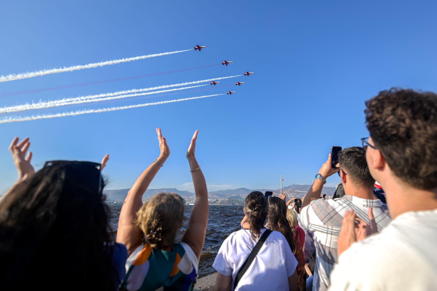 İzmir semalarında 'kurtuluş' coşkusu