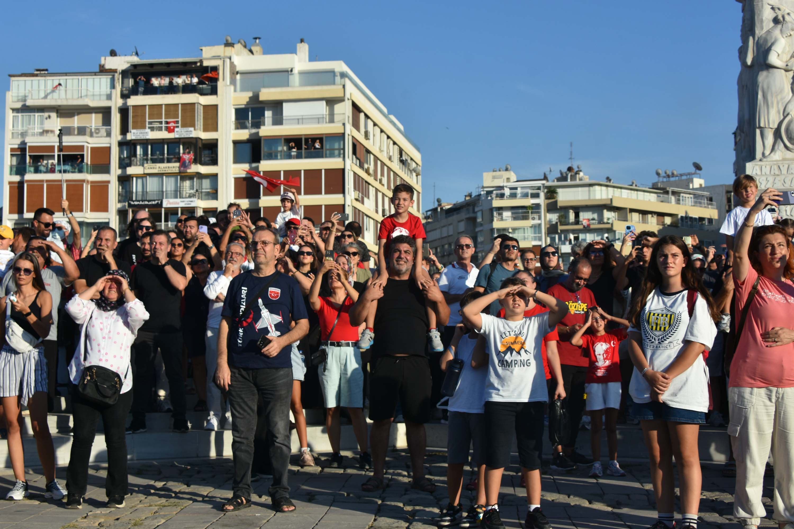 İzmir semalarında 'kurtuluş' coşkusu